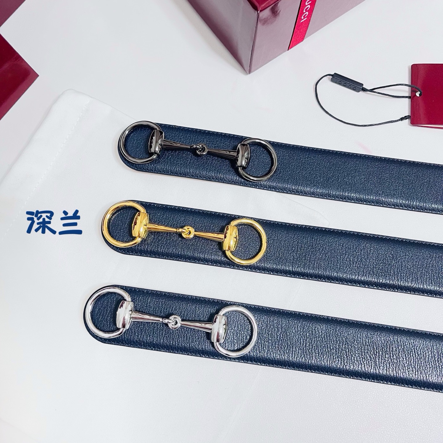 Gucci 新款 Primavera系列通过融合创新与务实的愿景，确立了廓形、质地与材质的新语汇。男士腰带焕新演绎马衔扣