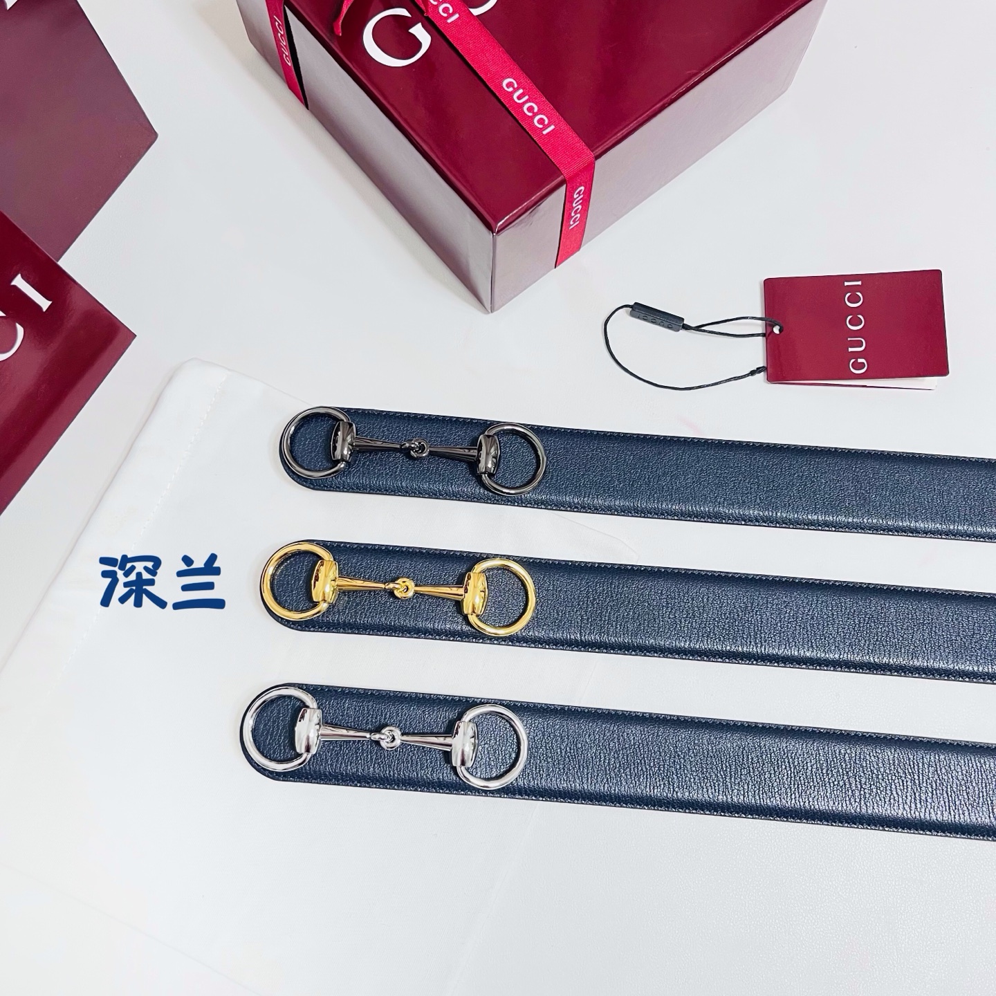 Gucci 新款 Primavera系列通过融合创新与务实的愿景，确立了廓形、质地与材质的新语汇。男士腰带焕新演绎马衔扣