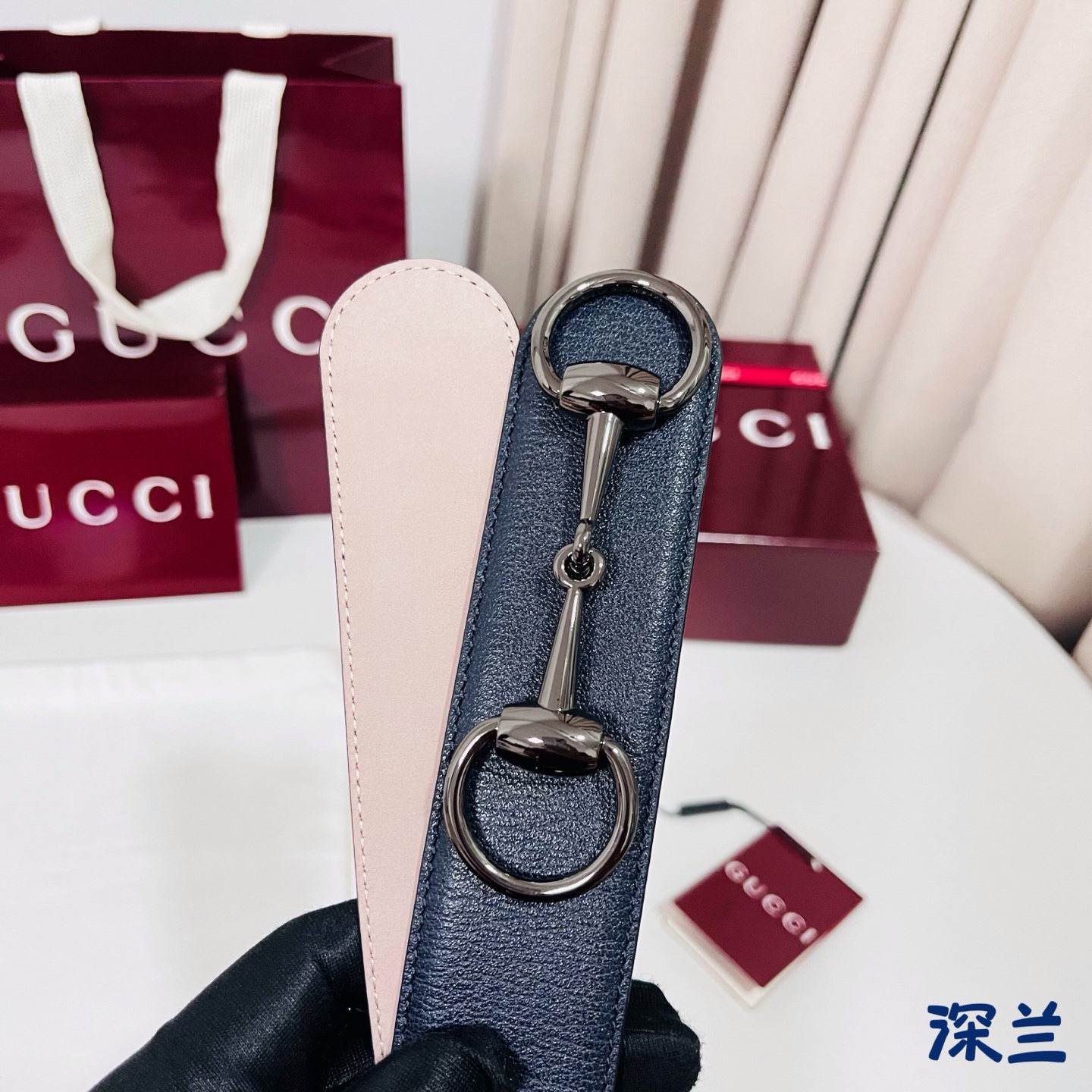 Gucci 新款 Primavera系列通过融合创新与务实的愿景，确立了廓形、质地与材质的新语汇。男士腰带焕新演绎马衔扣