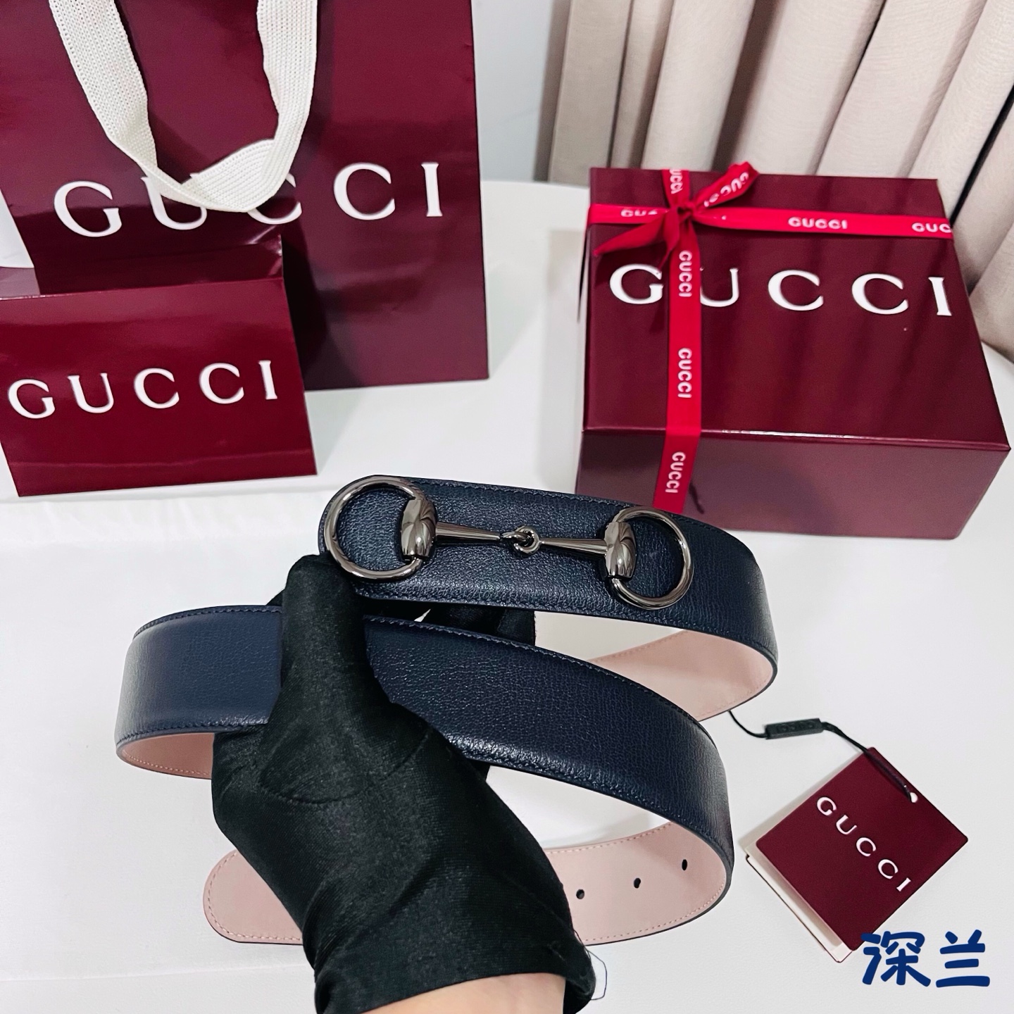 Gucci 新款 Primavera系列通过融合创新与务实的愿景，确立了廓形、质地与材质的新语汇。男士腰带焕新演绎马衔扣