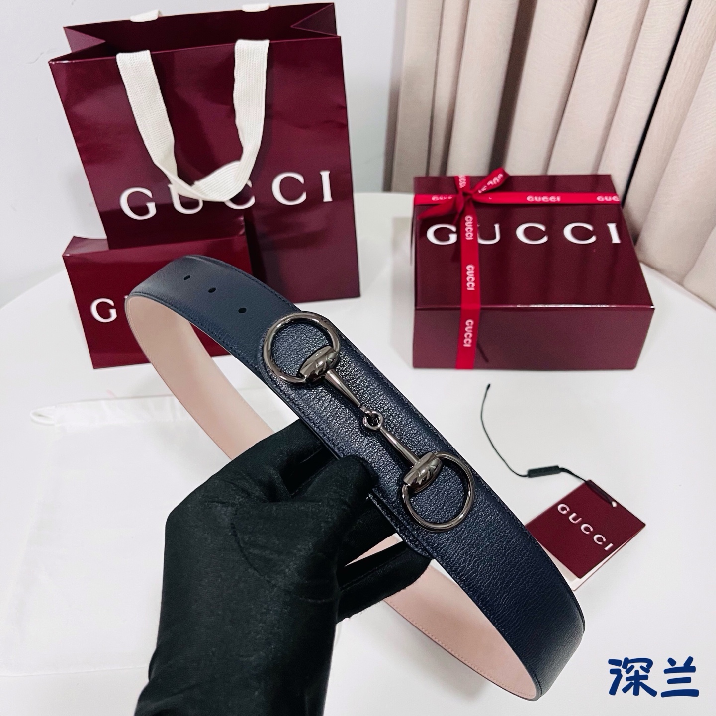 Gucci 新款 Primavera系列通过融合创新与务实的愿景，确立了廓形、质地与材质的新语汇。男士腰带焕新演绎马衔扣