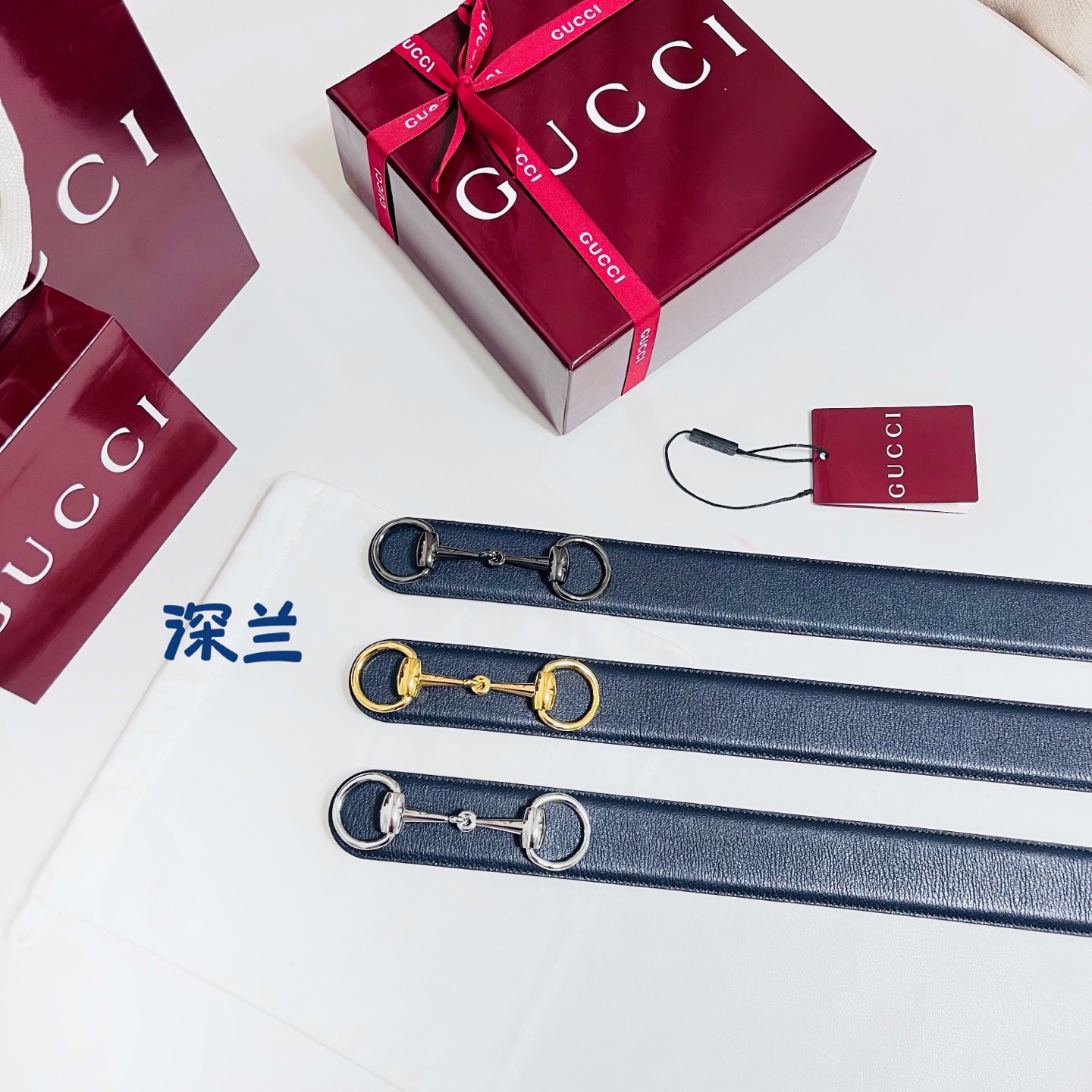 Gucci 新款 Primavera系列通过融合创新与务实的愿景，确立了廓形、质地与材质的新语汇。男士腰带焕新演绎马衔扣