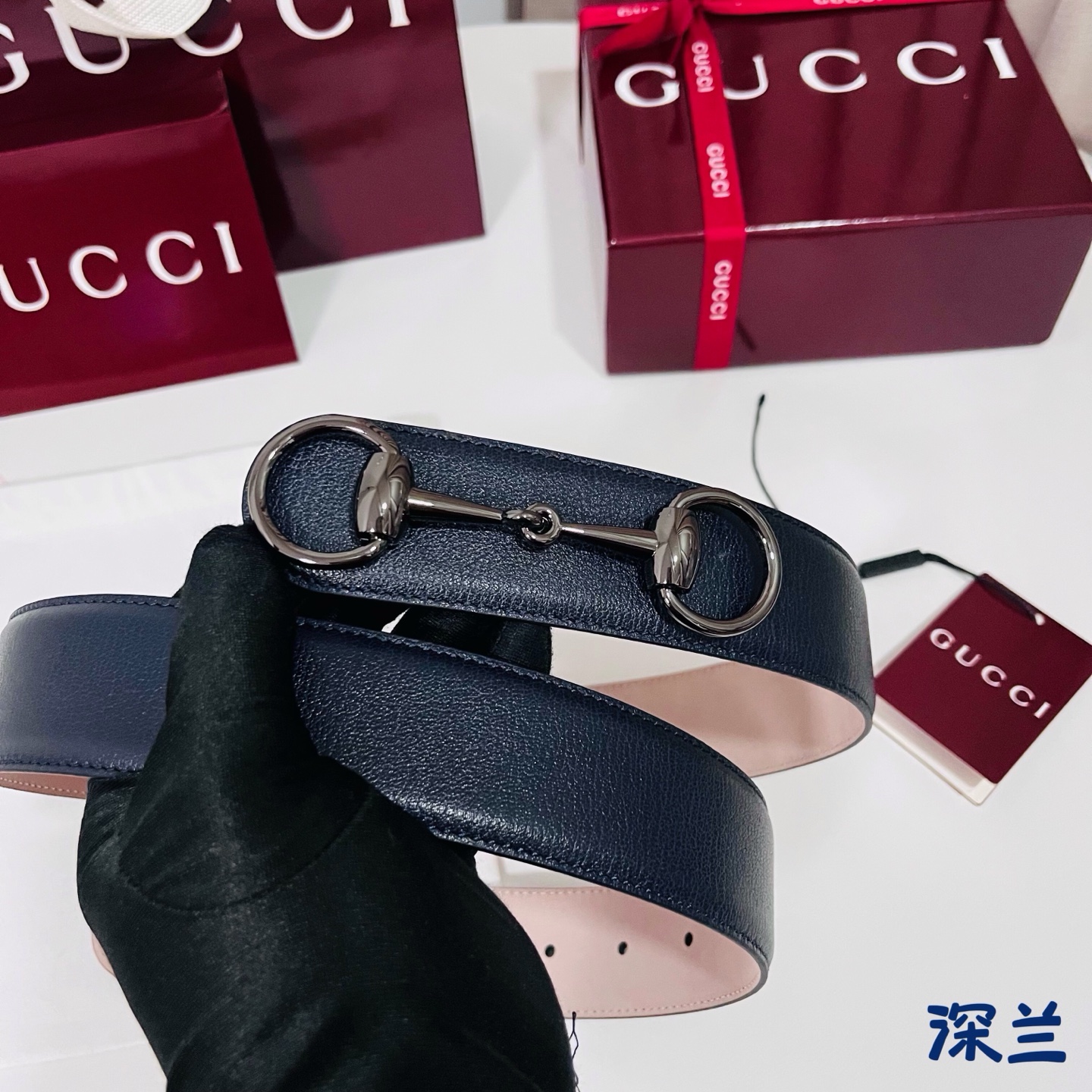 Gucci 新款 Primavera系列通过融合创新与务实的愿景，确立了廓形、质地与材质的新语汇。男士腰带焕新演绎马衔扣