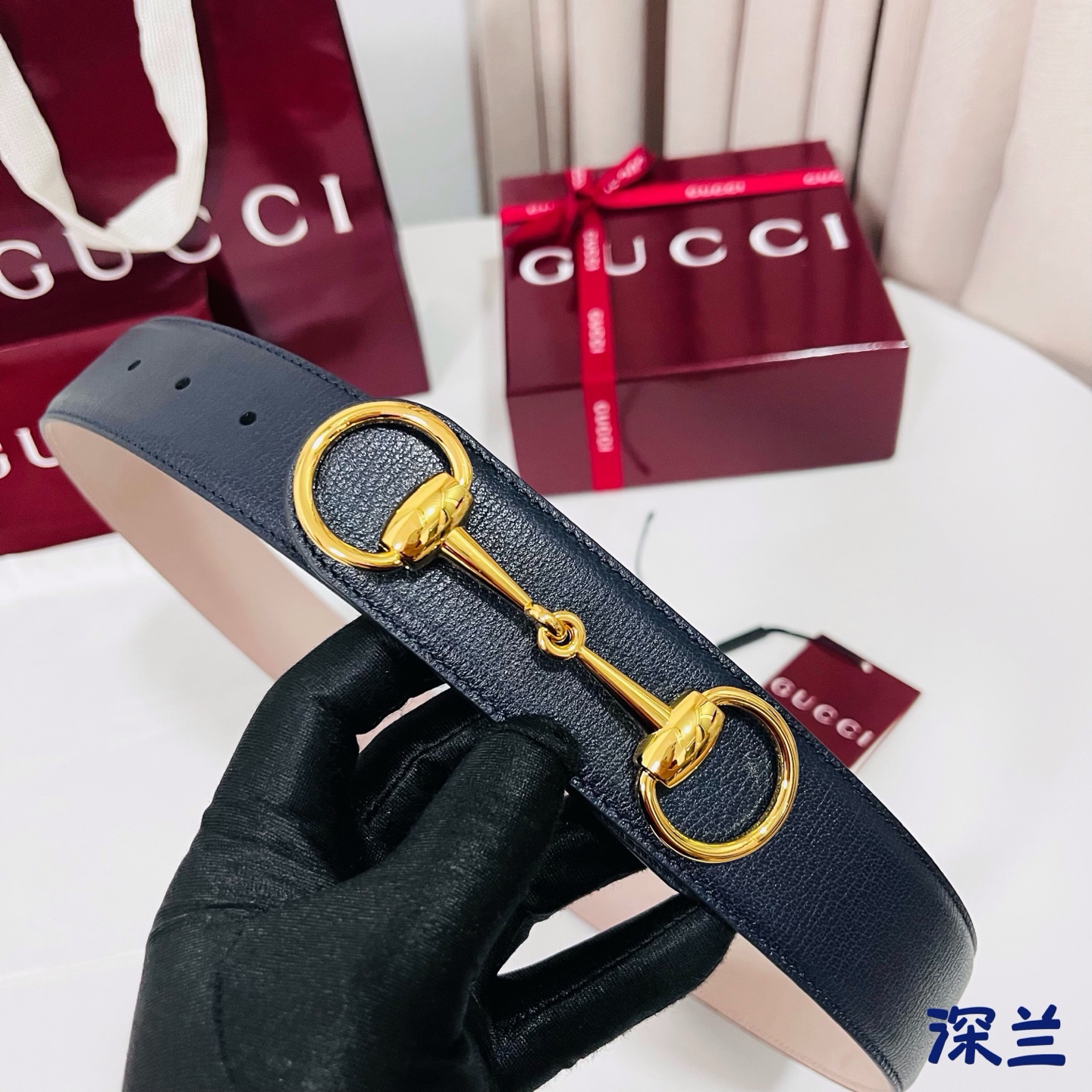 Gucci 新款 Primavera系列通过融合创新与务实的愿景，确立了廓形、质地与材质的新语汇。男士腰带焕新演绎马衔扣