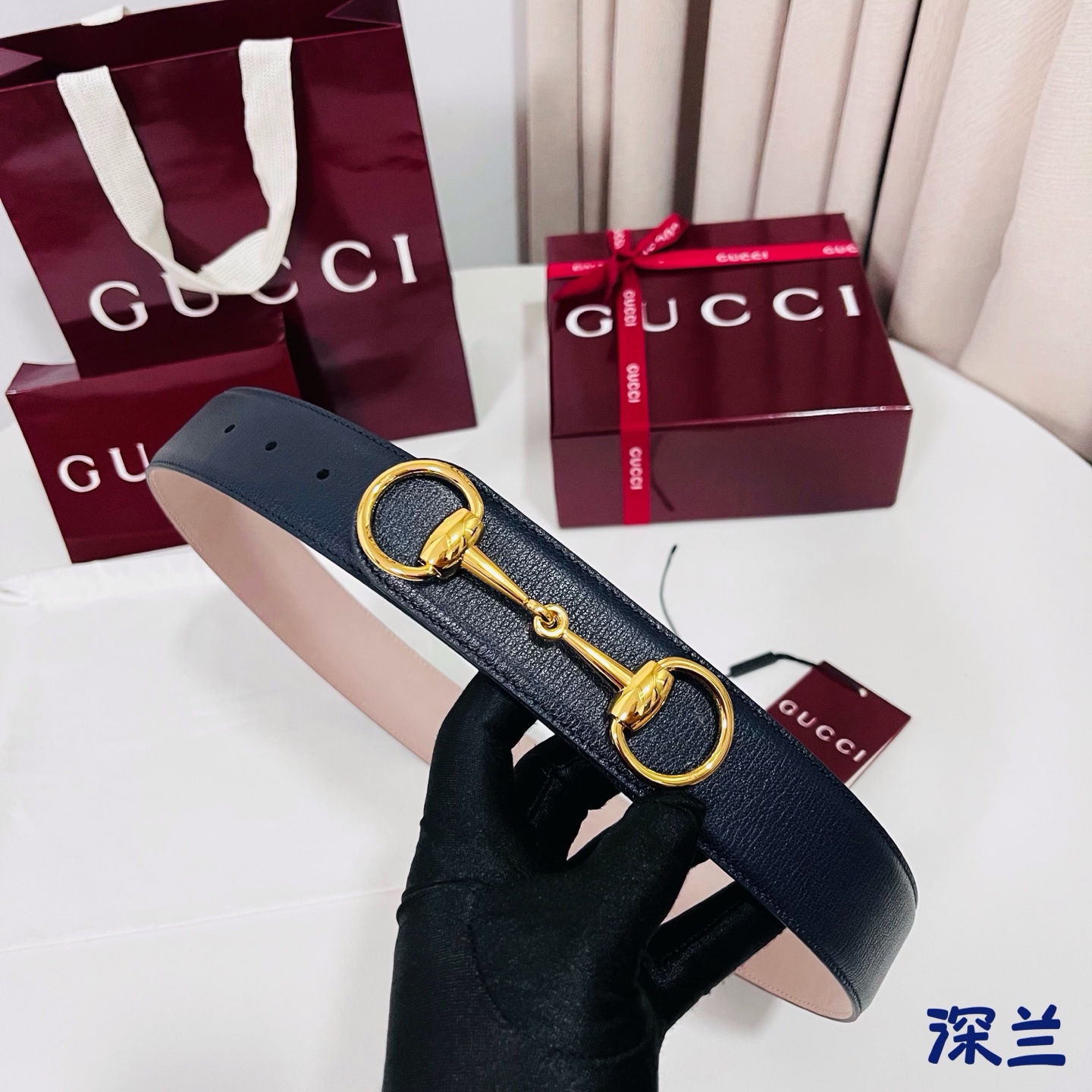 Gucci 新款 Primavera系列通过融合创新与务实的愿景，确立了廓形、质地与材质的新语汇。男士腰带焕新演绎马衔扣
