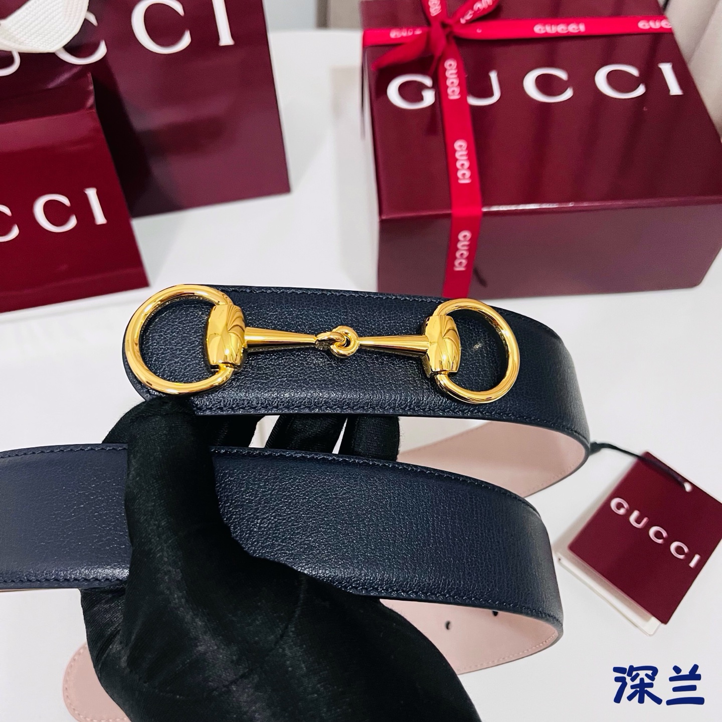 Gucci 新款 Primavera系列通过融合创新与务实的愿景，确立了廓形、质地与材质的新语汇。男士腰带焕新演绎马衔扣