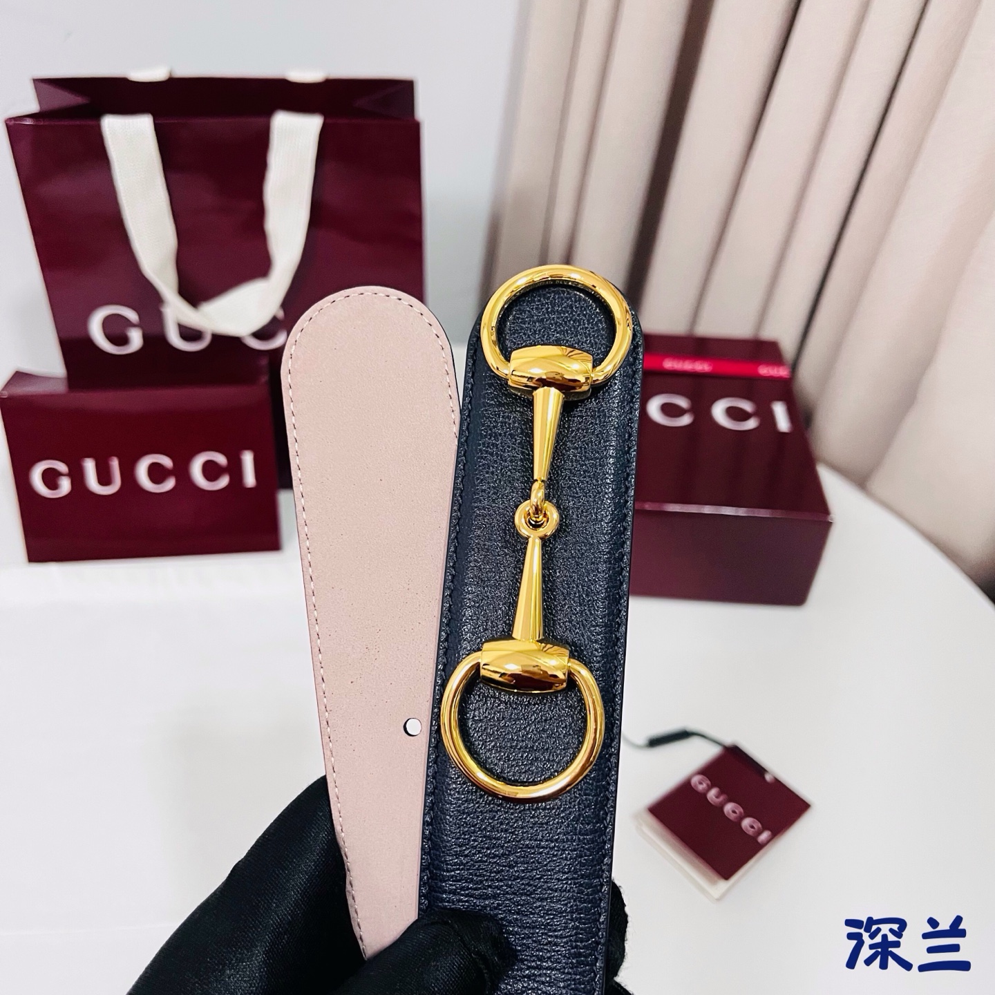 Gucci 新款 Primavera系列通过融合创新与务实的愿景，确立了廓形、质地与材质的新语汇。男士腰带焕新演绎马衔扣