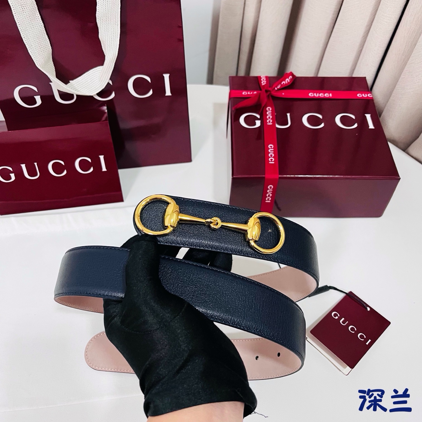 Gucci 新款 Primavera系列通过融合创新与务实的愿景，确立了廓形、质地与材质的新语汇。男士腰带焕新演绎马衔扣