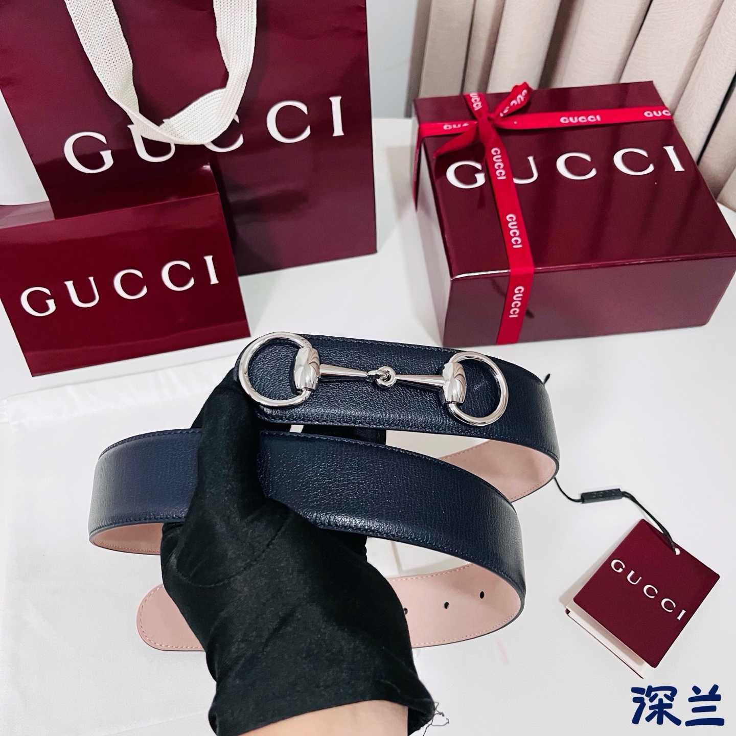 Gucci 新款 Primavera系列通过融合创新与务实的愿景，确立了廓形、质地与材质的新语汇。男士腰带焕新演绎马衔扣