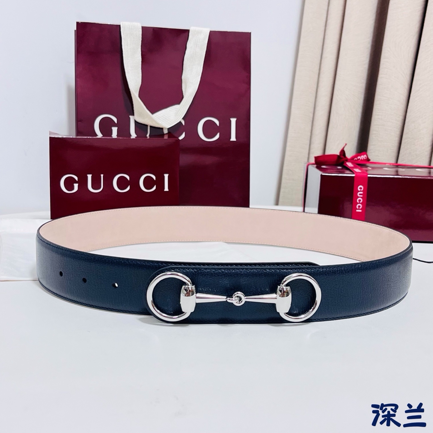 Gucci 新款 Primavera系列通过融合创新与务实的愿景，确立了廓形、质地与材质的新语汇。男士腰带焕新演绎马衔扣