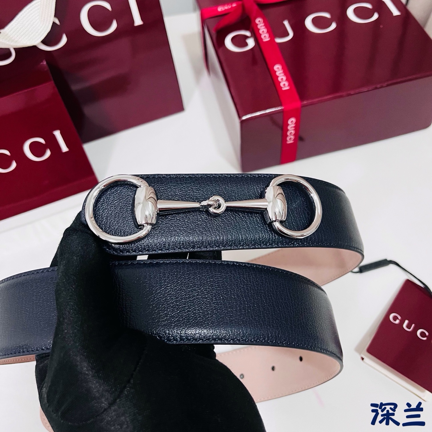 Gucci 新款 Primavera系列通过融合创新与务实的愿景，确立了廓形、质地与材质的新语汇。男士腰带焕新演绎马衔扣