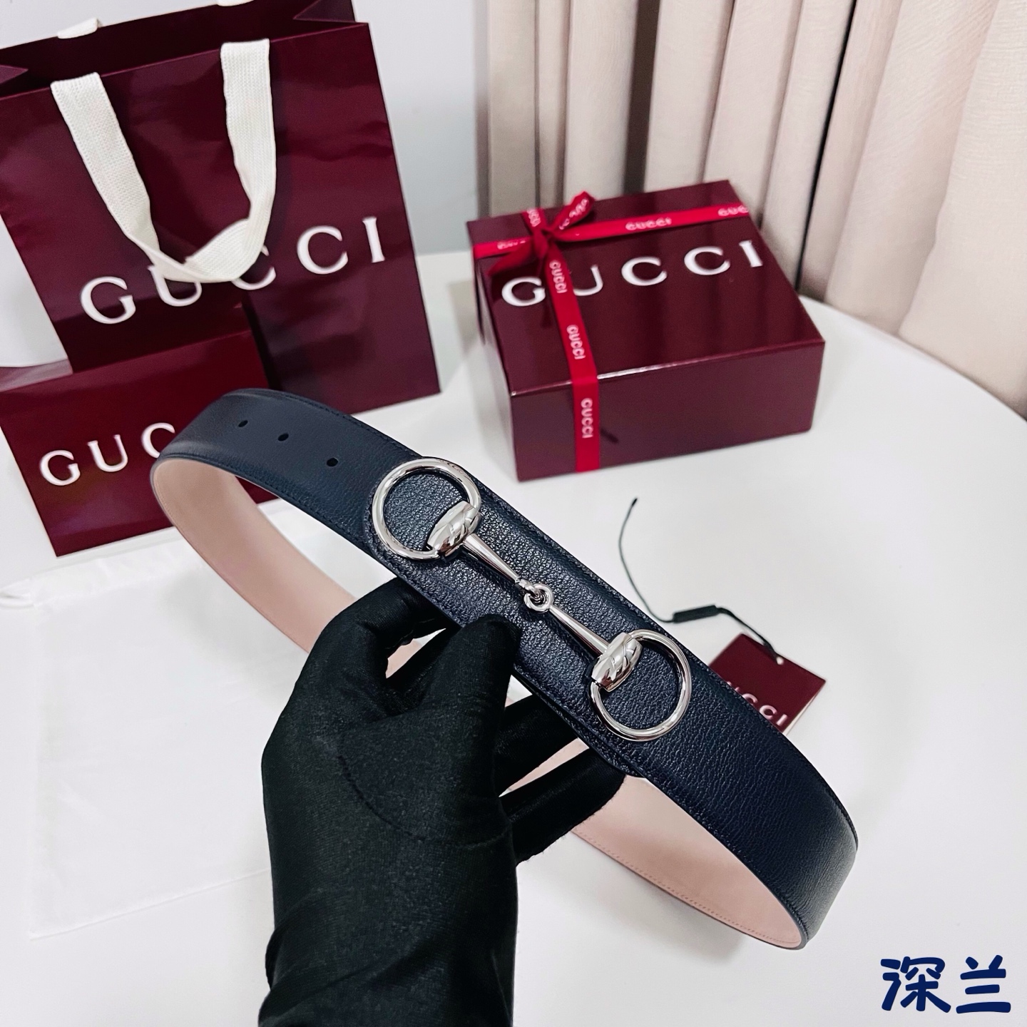 Gucci 新款 Primavera系列通过融合创新与务实的愿景，确立了廓形、质地与材质的新语汇。男士腰带焕新演绎马衔扣