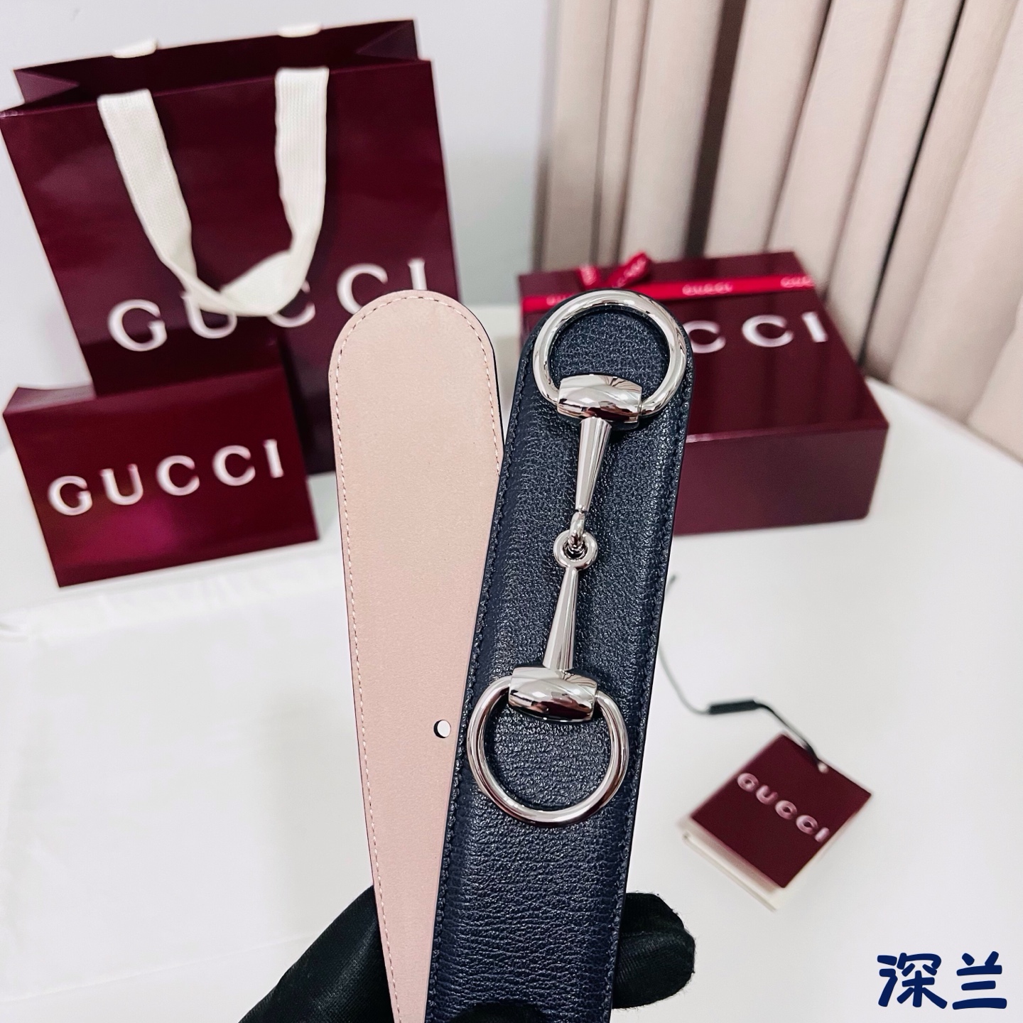 Gucci 新款 Primavera系列通过融合创新与务实的愿景，确立了廓形、质地与材质的新语汇。男士腰带焕新演绎马衔扣