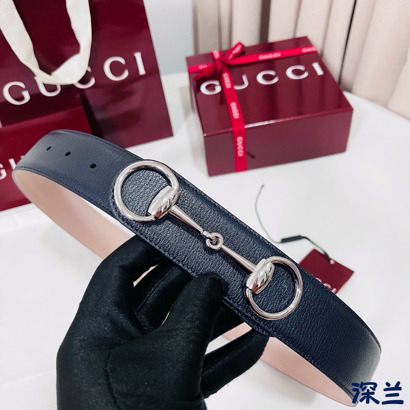 Gucci 新款 Primavera系列通过融合创新与务实的愿景，确立了廓形、质地与材质的新语汇。男士腰带焕新演绎马衔扣