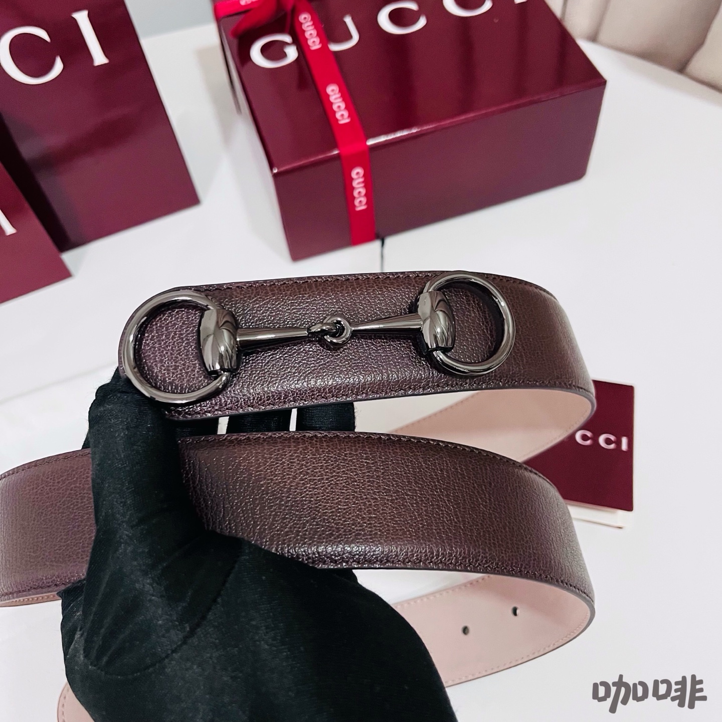 Gucci 新款 Primavera系列通过融合创新与务实的愿景，确立了廓形、质地与材质的新语汇。男士腰带焕新演绎马衔扣