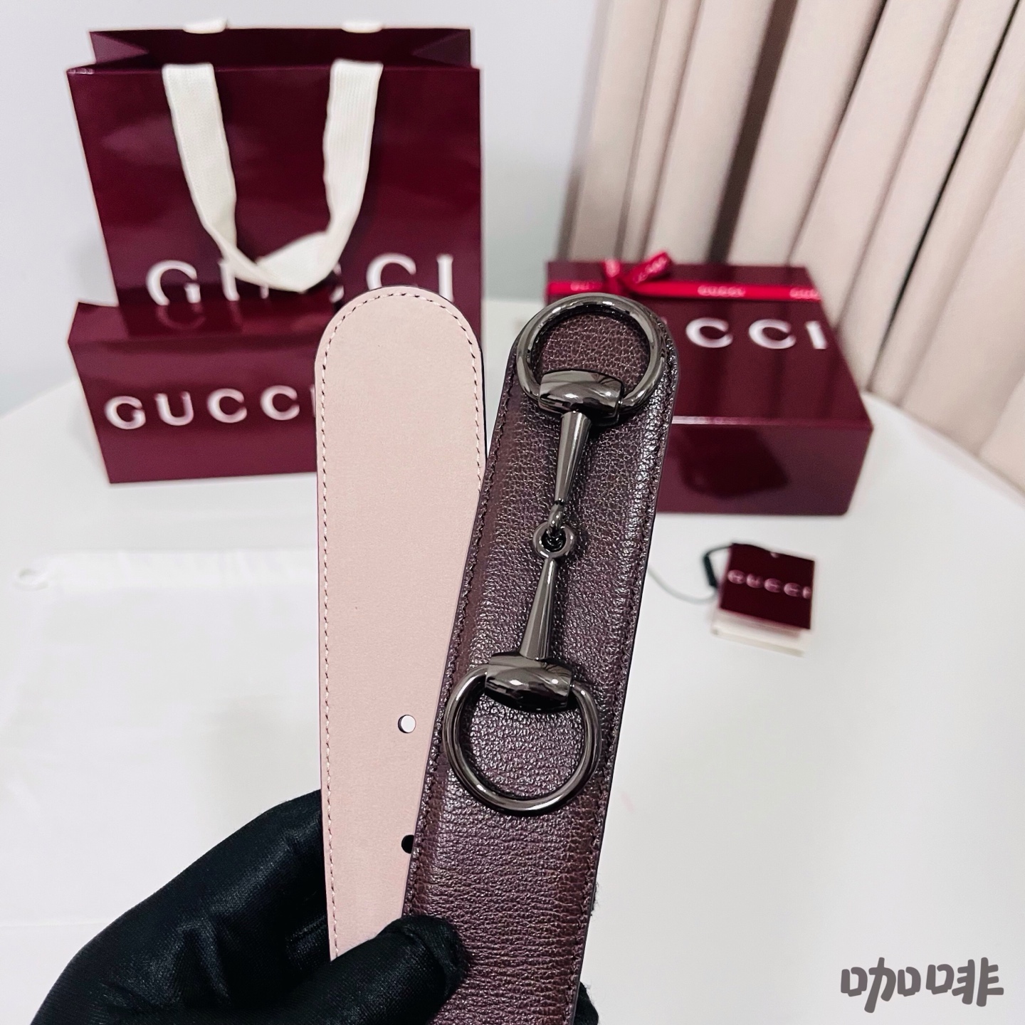 Gucci 新款 Primavera系列通过融合创新与务实的愿景，确立了廓形、质地与材质的新语汇。男士腰带焕新演绎马衔扣