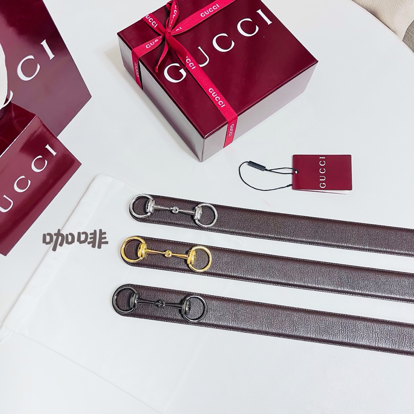Gucci 新款 Primavera系列通过融合创新与务实的愿景，确立了廓形、质地与材质的新语汇。男士腰带焕新演绎马衔扣