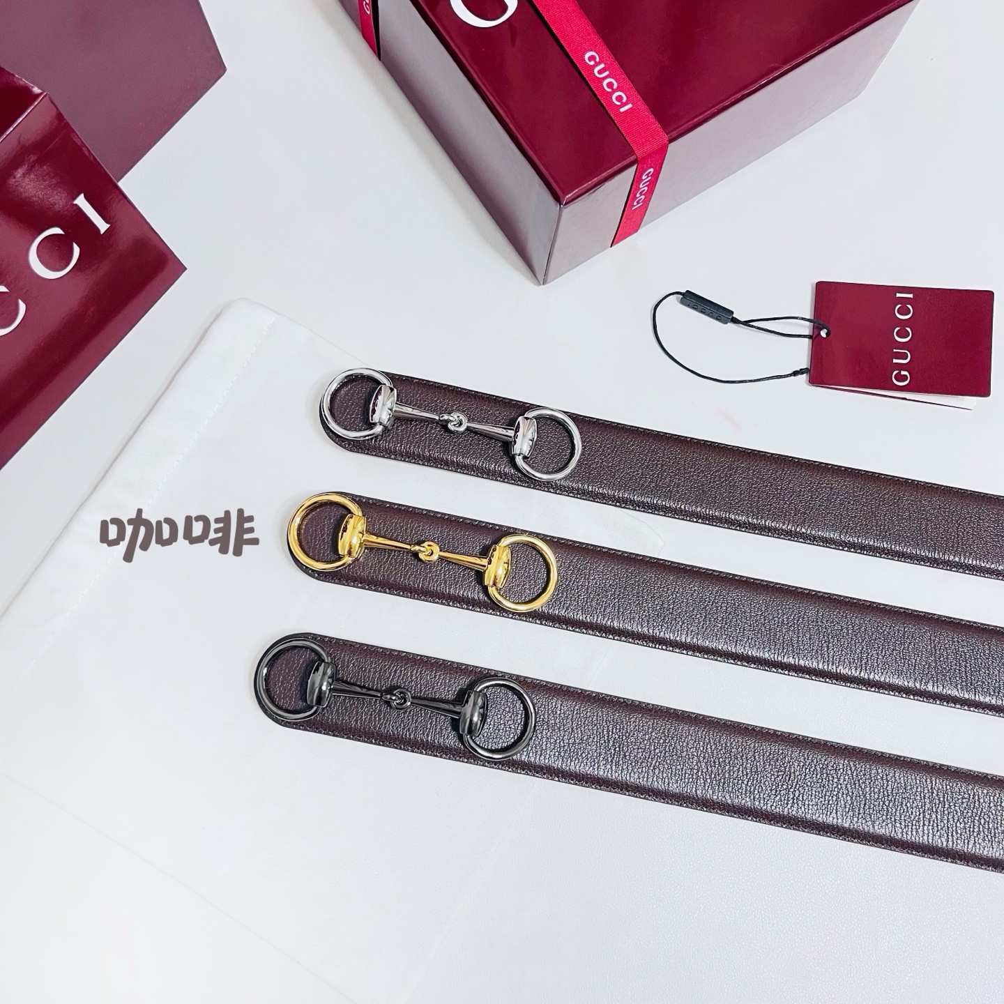 Gucci 新款 Primavera系列通过融合创新与务实的愿景，确立了廓形、质地与材质的新语汇。男士腰带焕新演绎马衔扣
