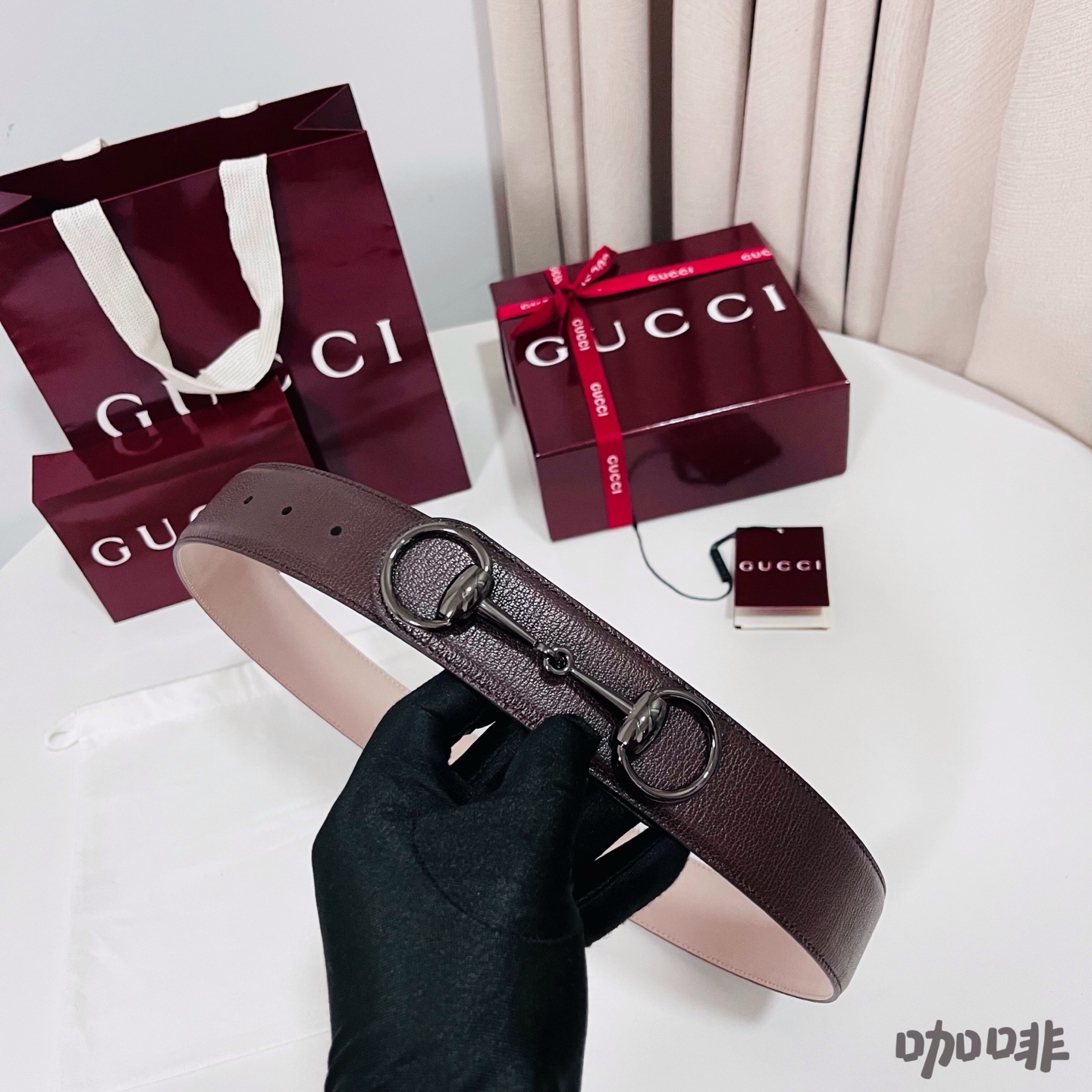 Gucci 新款 Primavera系列通过融合创新与务实的愿景，确立了廓形、质地与材质的新语汇。男士腰带焕新演绎马衔扣