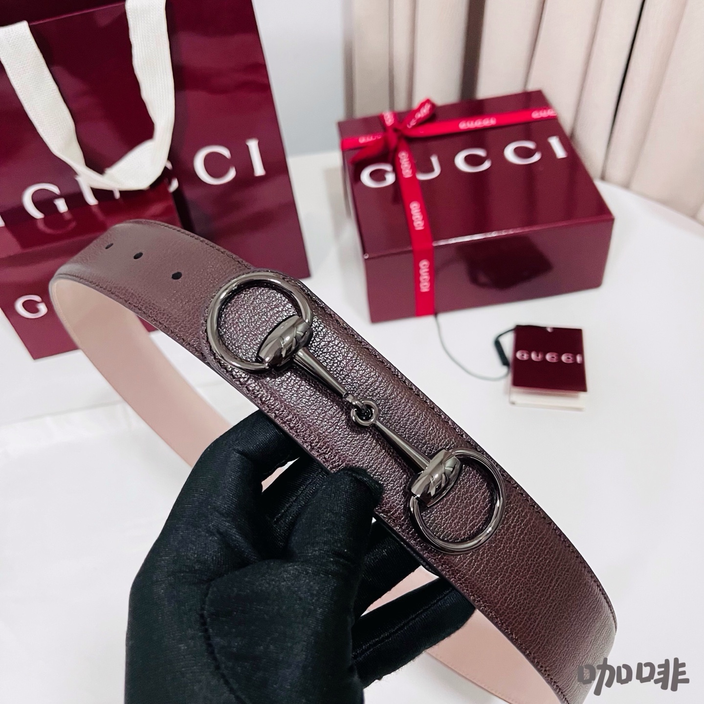 Gucci 新款 Primavera系列通过融合创新与务实的愿景，确立了廓形、质地与材质的新语汇。男士腰带焕新演绎马衔扣