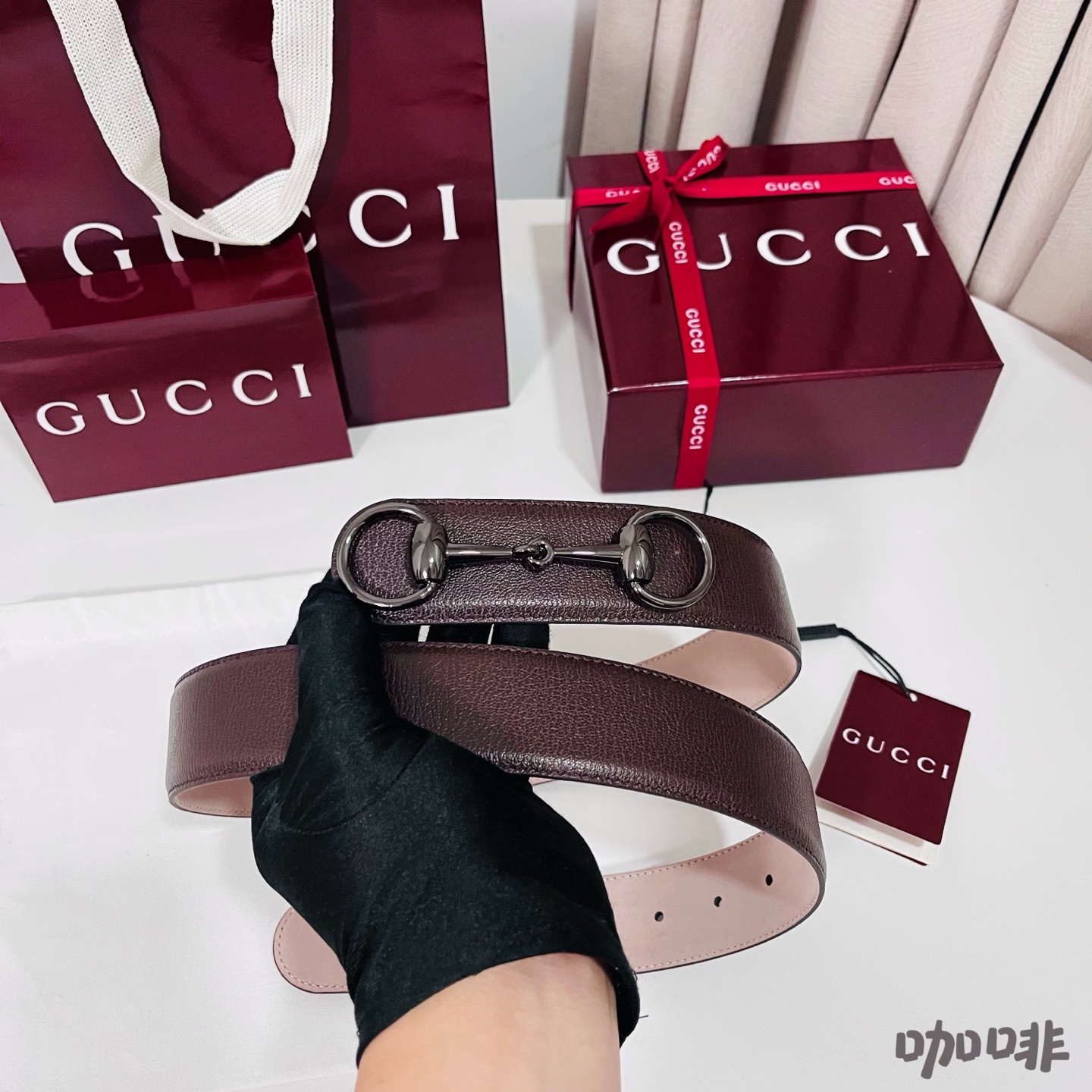 Gucci 新款 Primavera系列通过融合创新与务实的愿景，确立了廓形、质地与材质的新语汇。男士腰带焕新演绎马衔扣