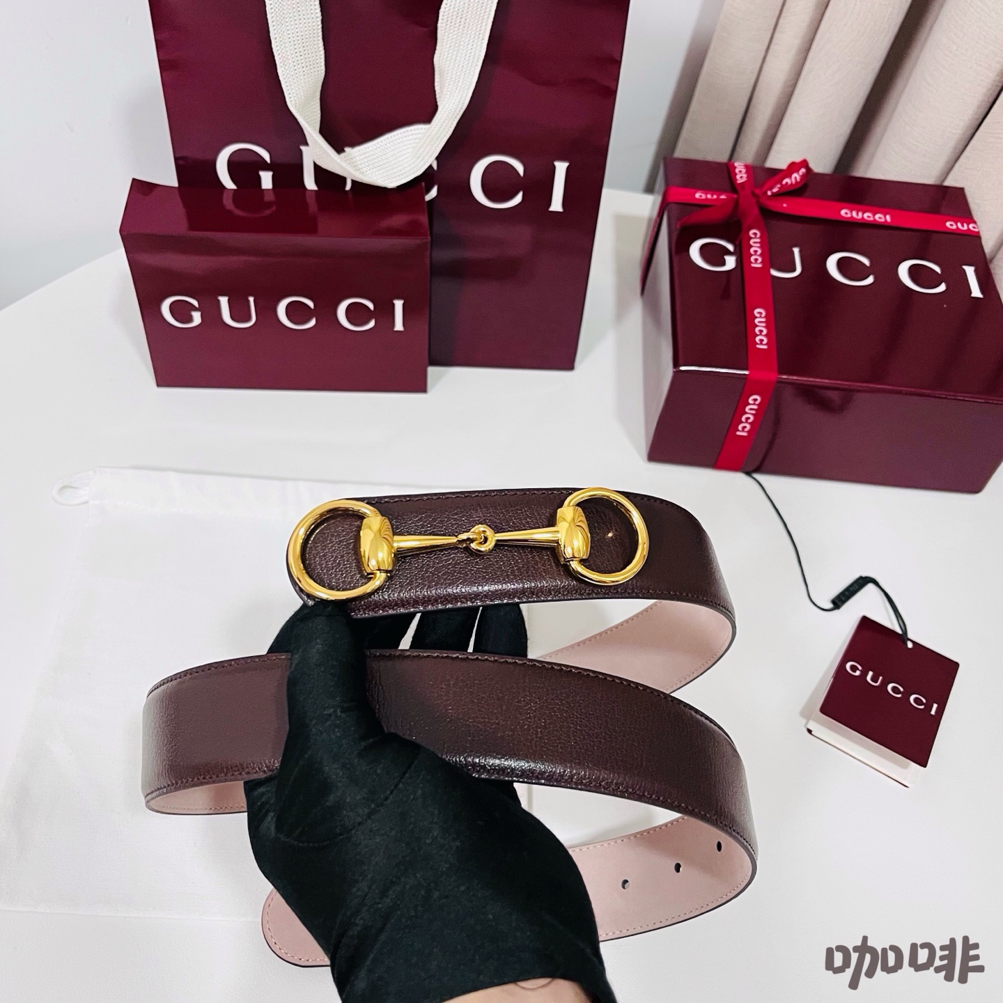 Gucci 新款 Primavera系列通过融合创新与务实的愿景，确立了廓形、质地与材质的新语汇。男士腰带焕新演绎马衔扣