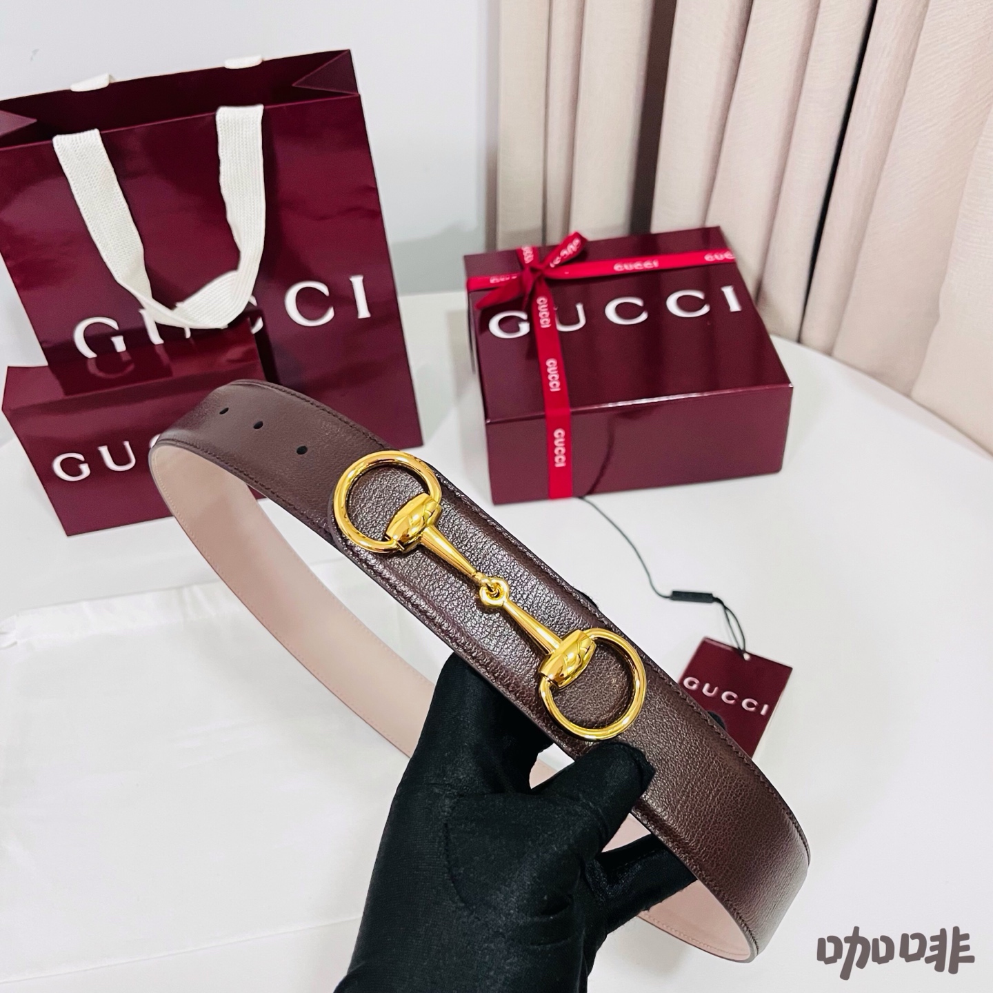 Gucci 新款 Primavera系列通过融合创新与务实的愿景，确立了廓形、质地与材质的新语汇。男士腰带焕新演绎马衔扣