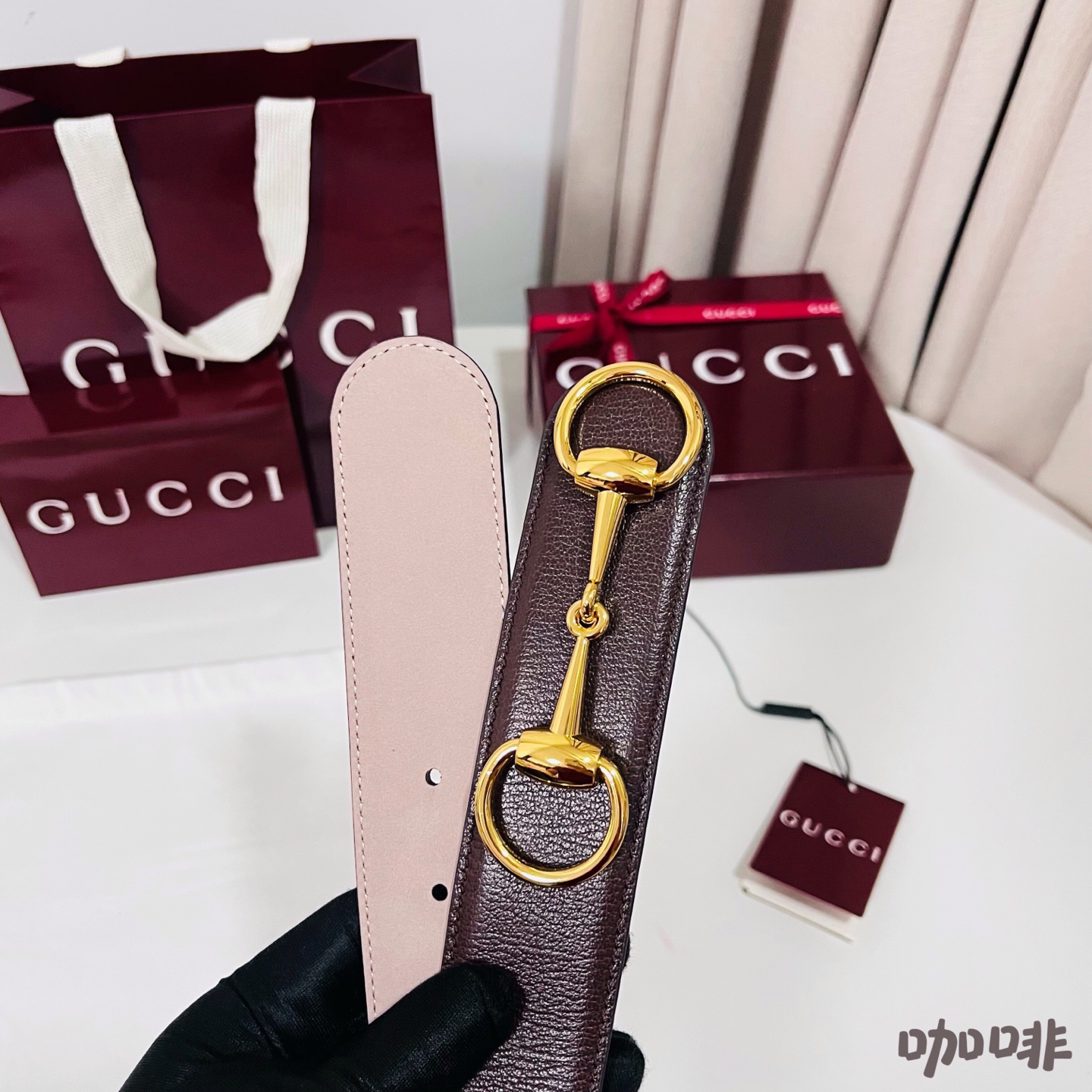 Gucci 新款 Primavera系列通过融合创新与务实的愿景，确立了廓形、质地与材质的新语汇。男士腰带焕新演绎马衔扣