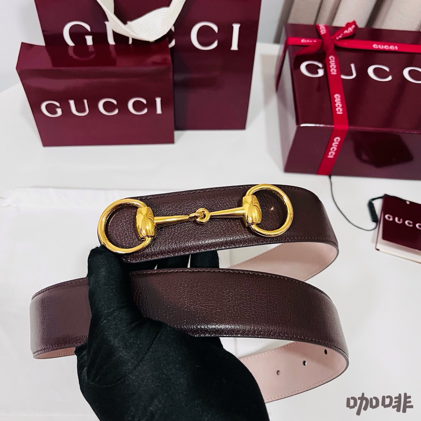 Gucci 新款 Primavera系列通过融合创新与务实的愿景，确立了廓形、质地与材质的新语汇。男士腰带焕新演绎马衔扣