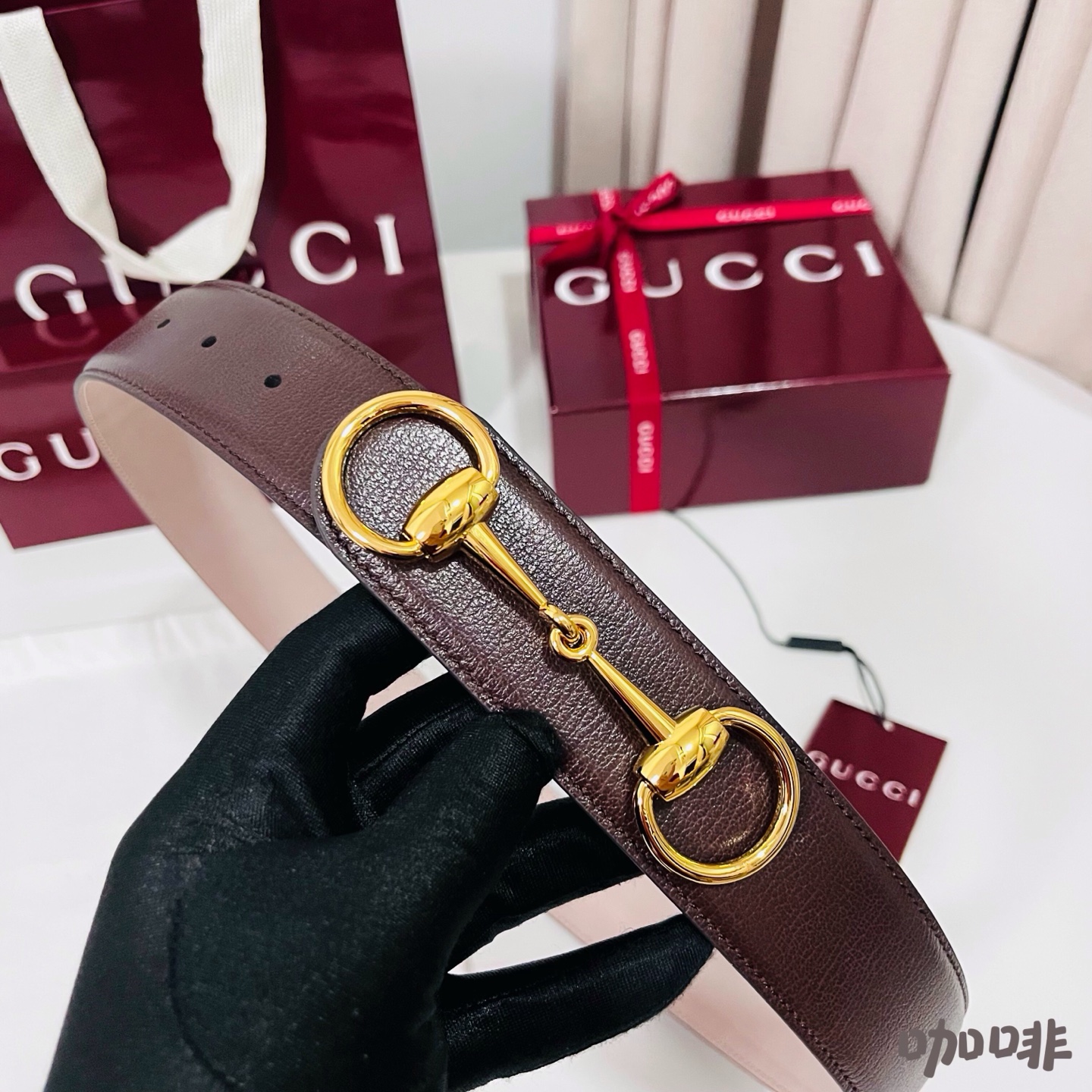 Gucci 新款 Primavera系列通过融合创新与务实的愿景，确立了廓形、质地与材质的新语汇。男士腰带焕新演绎马衔扣