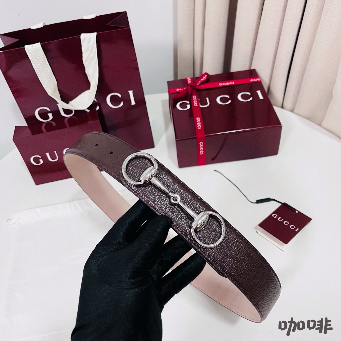 Gucci 新款 Primavera系列通过融合创新与务实的愿景，确立了廓形、质地与材质的新语汇。男士腰带焕新演绎马衔扣