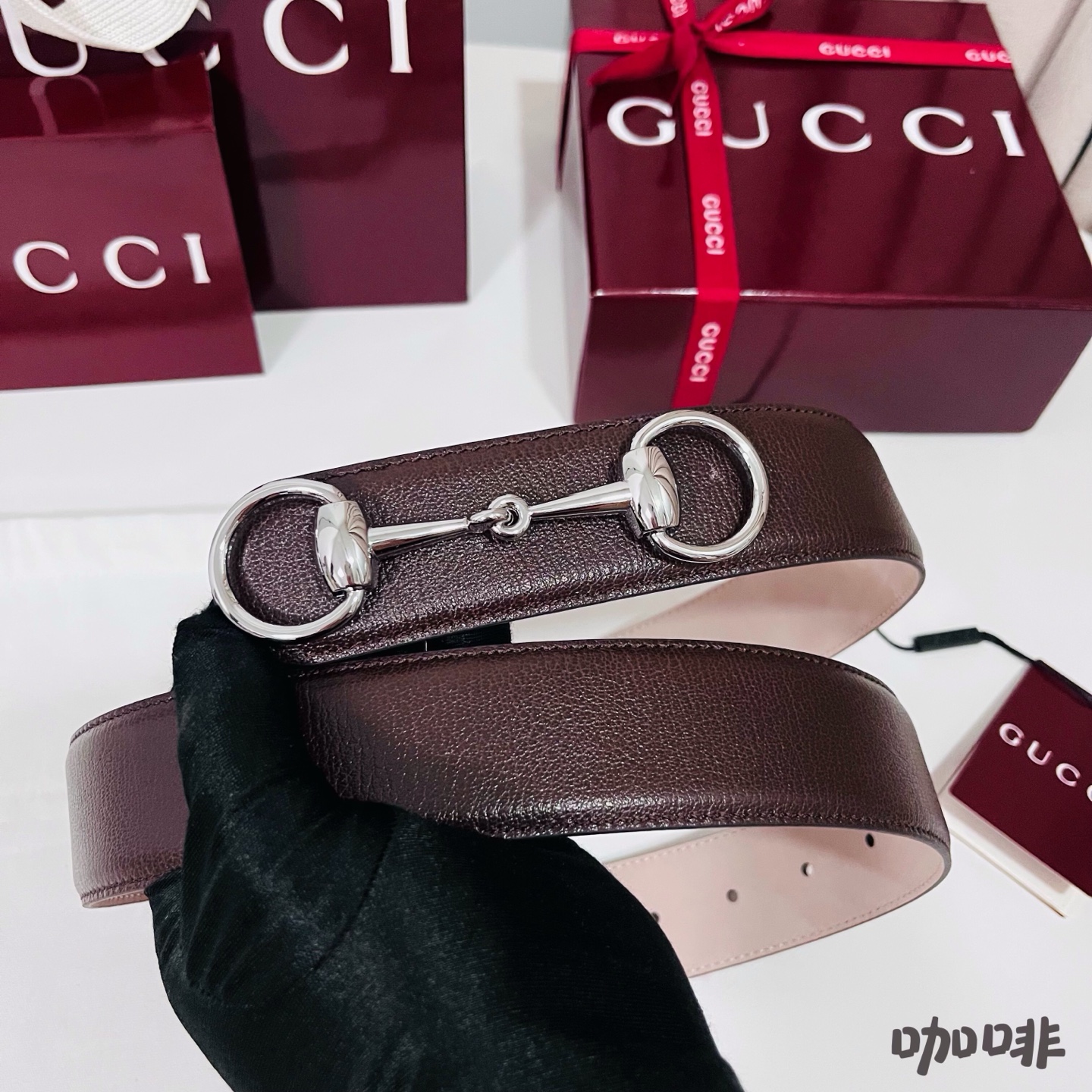 Gucci 新款 Primavera系列通过融合创新与务实的愿景，确立了廓形、质地与材质的新语汇。男士腰带焕新演绎马衔扣