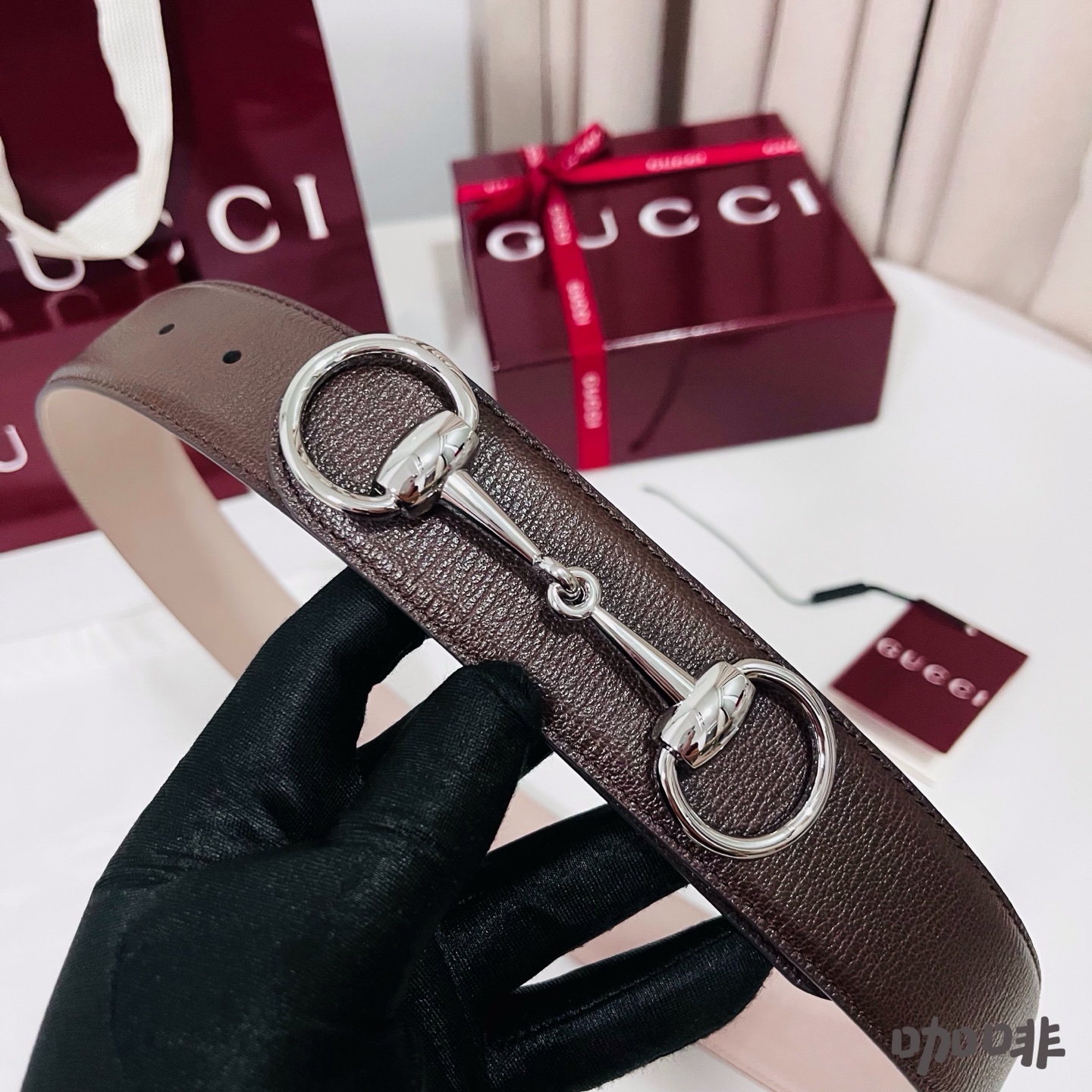 Gucci 新款 Primavera系列通过融合创新与务实的愿景，确立了廓形、质地与材质的新语汇。男士腰带焕新演绎马衔扣