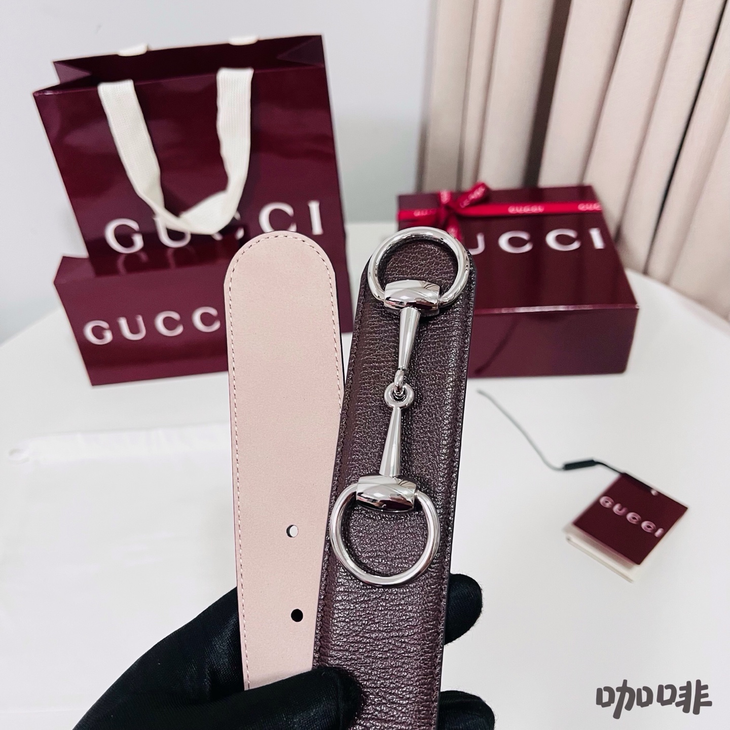 Gucci 新款 Primavera系列通过融合创新与务实的愿景，确立了廓形、质地与材质的新语汇。男士腰带焕新演绎马衔扣