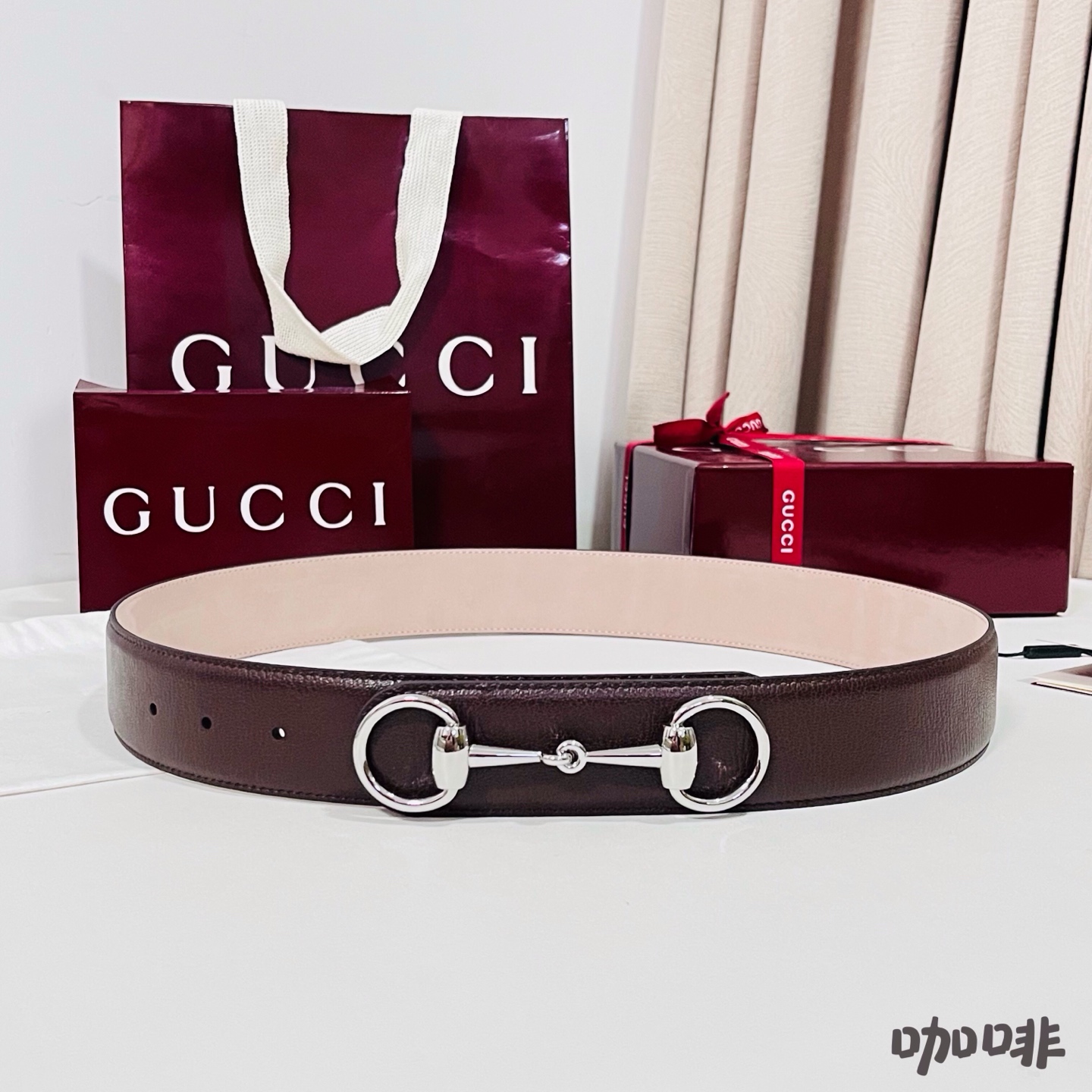 Gucci 新款 Primavera系列通过融合创新与务实的愿景，确立了廓形、质地与材质的新语汇。男士腰带焕新演绎马衔扣