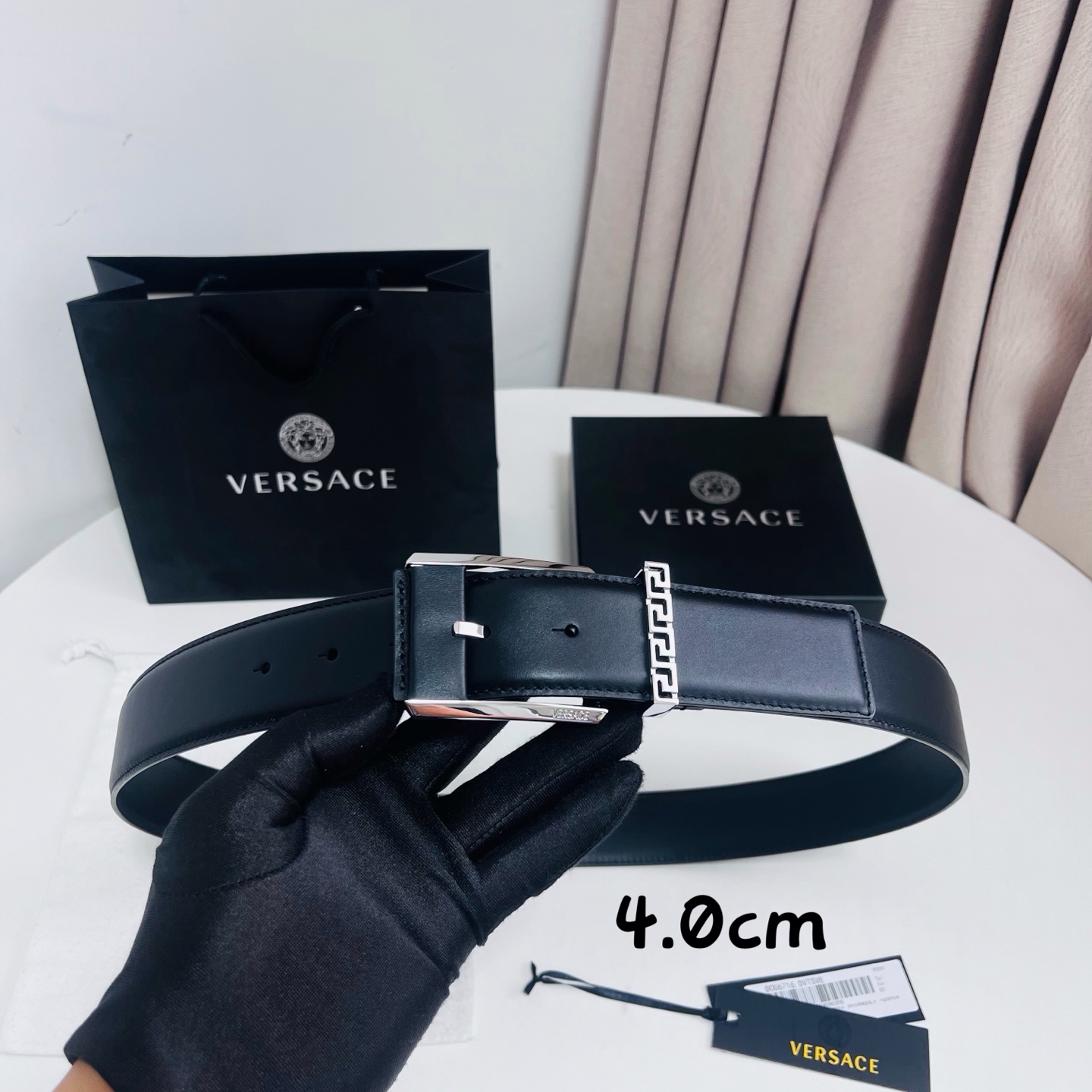 范思哲 versace，新款腰带由柔软的小牛皮制成，配有方形扣和精致的金属元素，4.0cm