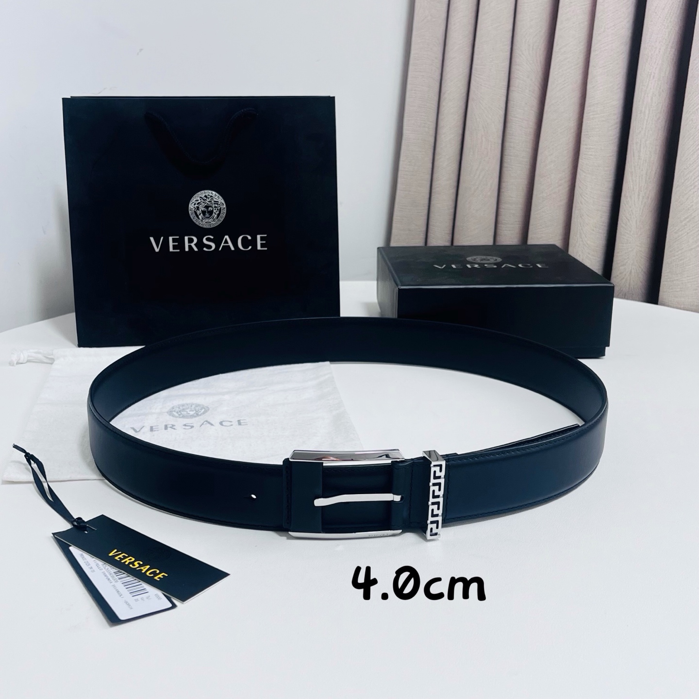 范思哲 versace，新款腰带由柔软的小牛皮制成，配有方形扣和精致的金属元素，4.0cm
