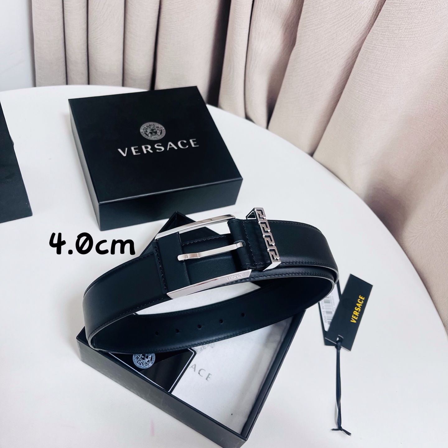 范思哲 versace，新款腰带由柔软的小牛皮制成，配有方形扣和精致的金属元素，4.0cm