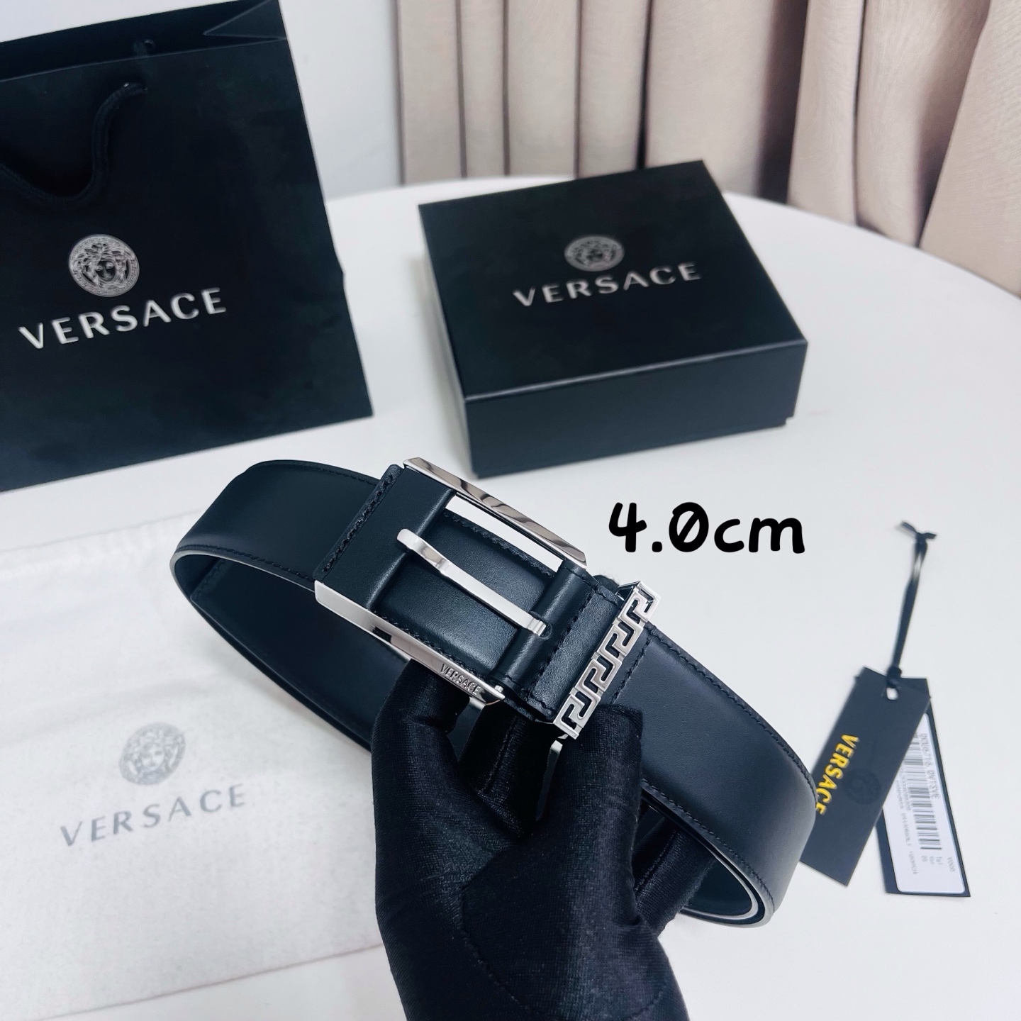 范思哲 versace，新款腰带由柔软的小牛皮制成，配有方形扣和精致的金属元素，4.0cm
