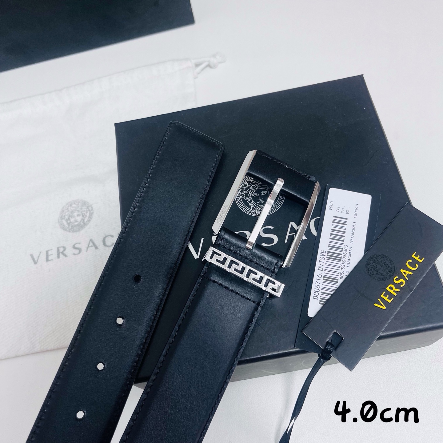 范思哲 versace，新款腰带由柔软的小牛皮制成，配有方形扣和精致的金属元素，4.0cm