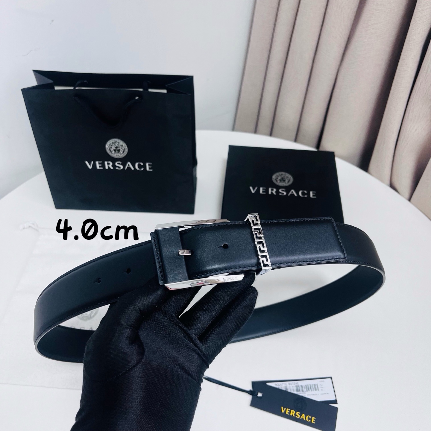 范思哲 versace，新款腰带由柔软的小牛皮制成，配有方形扣和精致的金属元素，4.0cm
