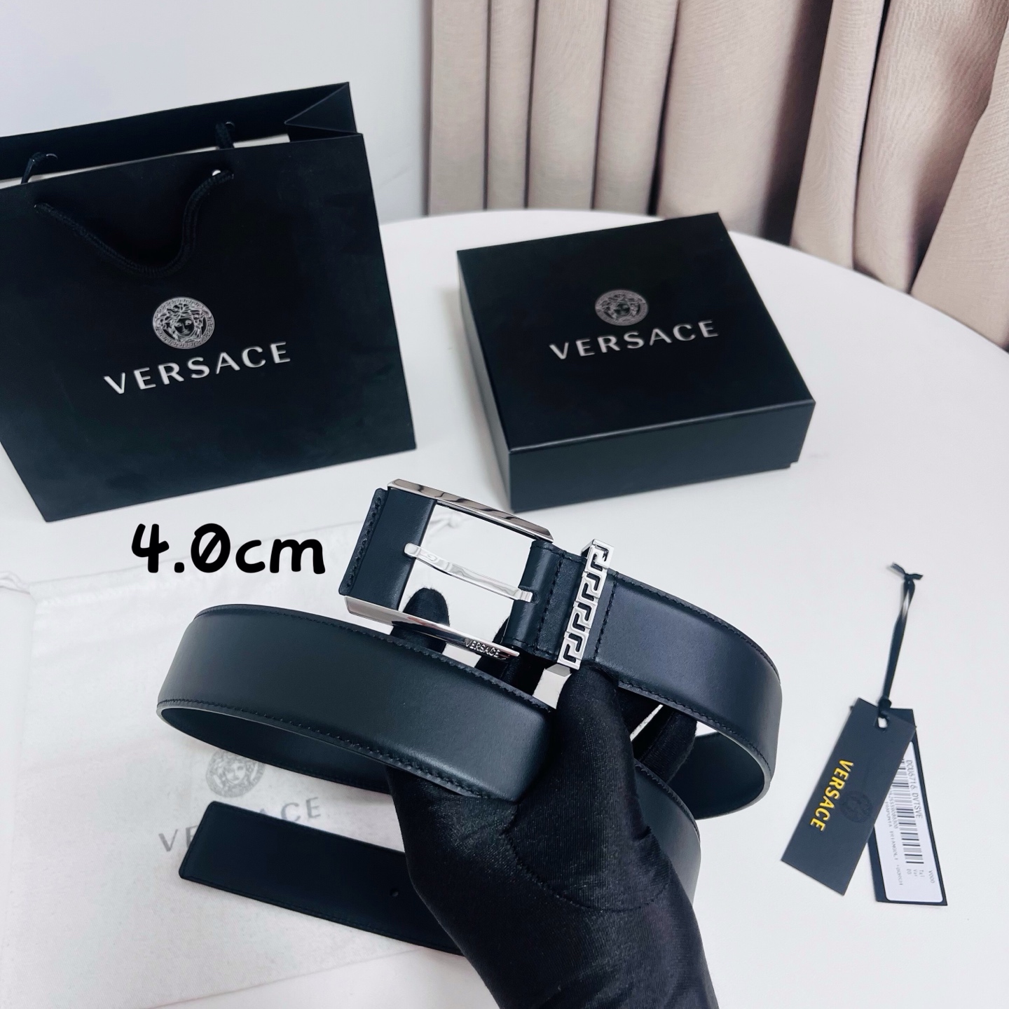 范思哲 versace，新款腰带由柔软的小牛皮制成，配有方形扣和精致的金属元素，4.0cm