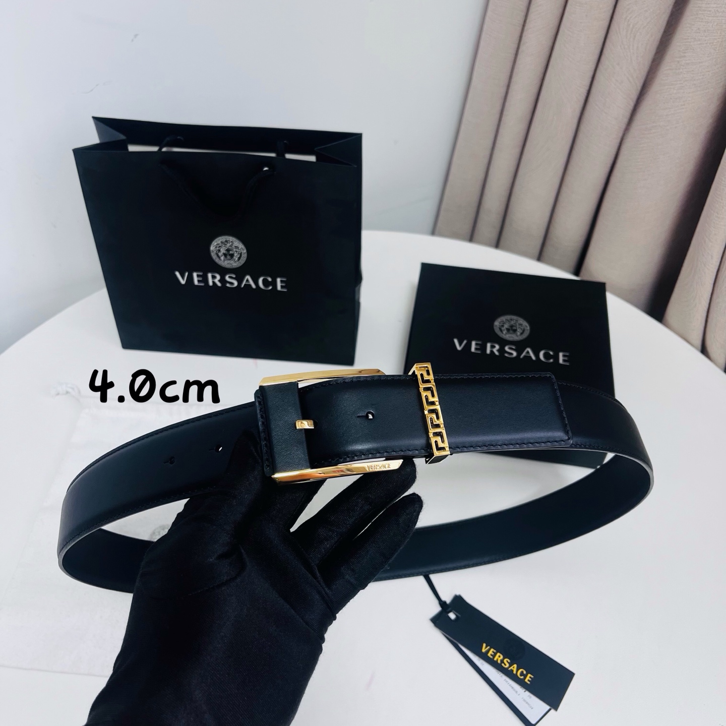 范思哲 versace，新款腰带由柔软的小牛皮制成，配有方形扣和精致的金属元素，4.0cm
