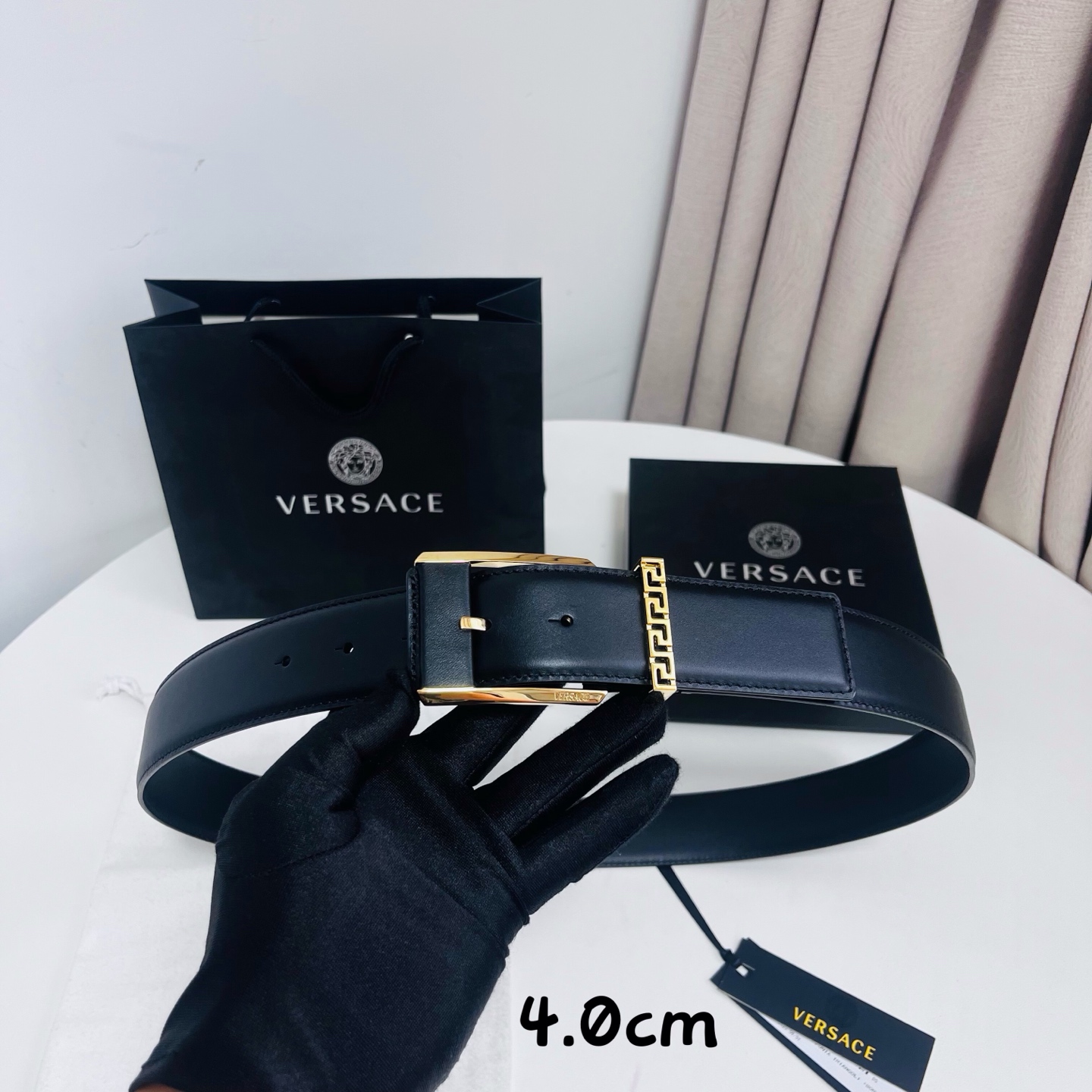 范思哲 versace，新款腰带由柔软的小牛皮制成，配有方形扣和精致的金属元素，4.0cm