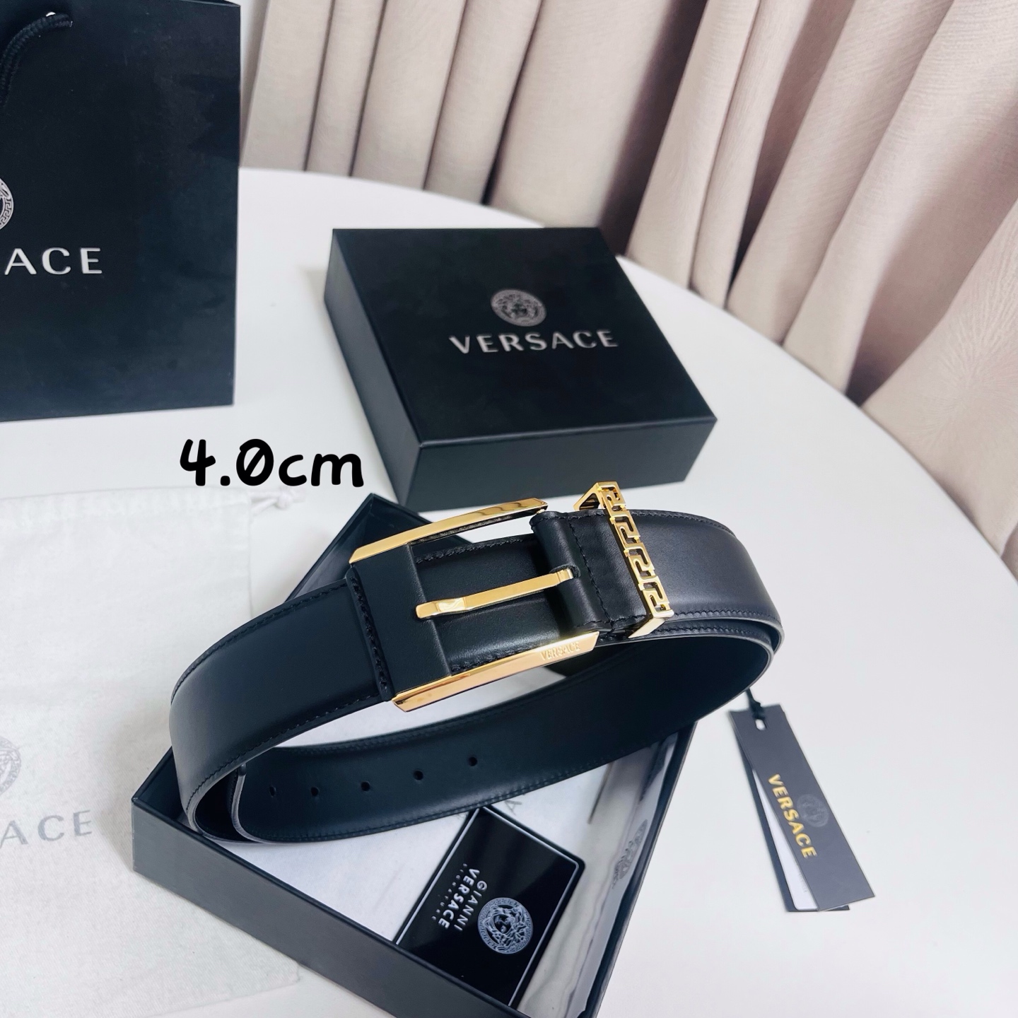范思哲 versace，新款腰带由柔软的小牛皮制成，配有方形扣和精致的金属元素，4.0cm