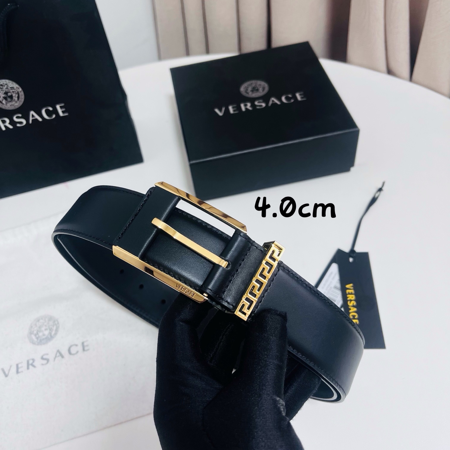 范思哲 versace，新款腰带由柔软的小牛皮制成，配有方形扣和精致的金属元素，4.0cm