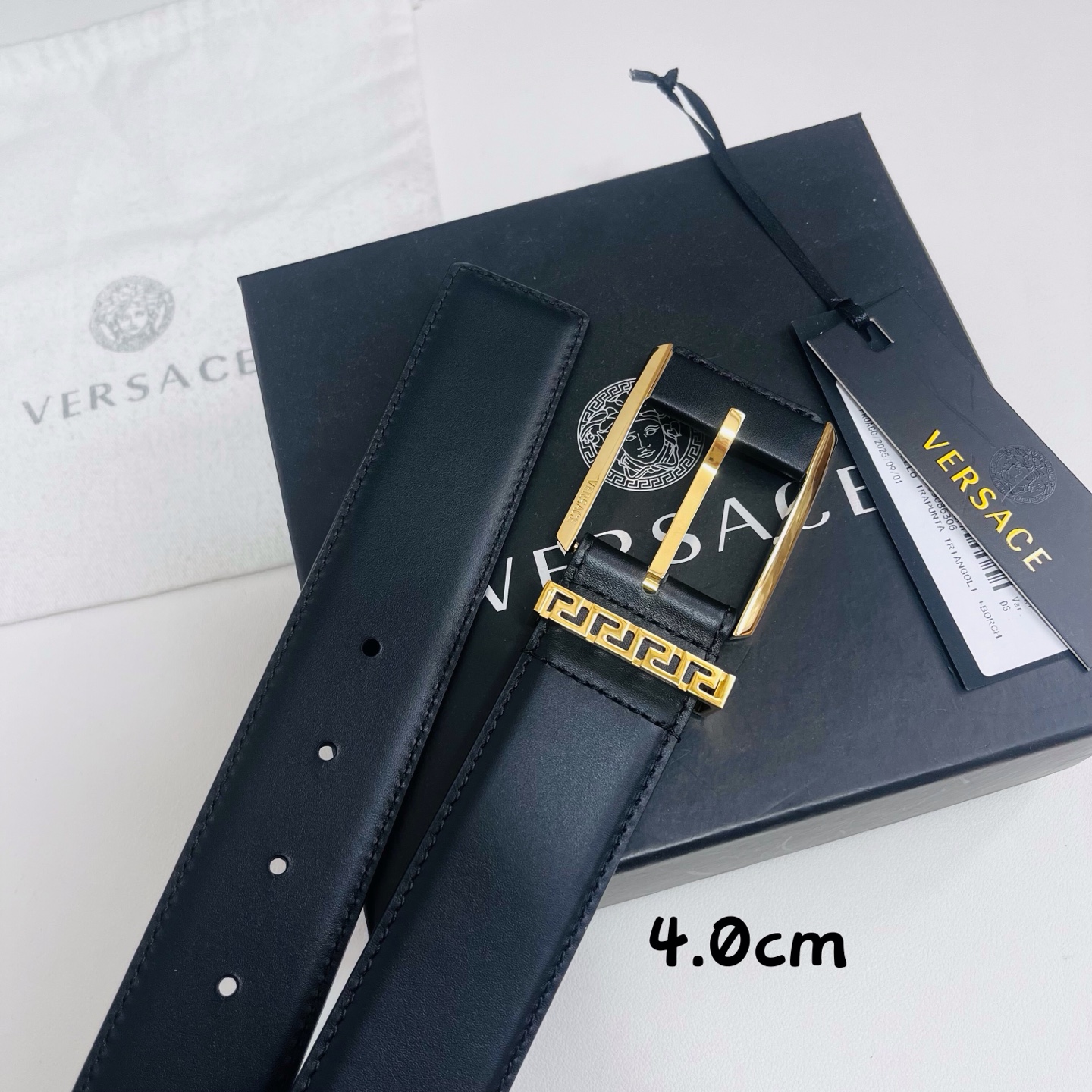 范思哲 versace，新款腰带由柔软的小牛皮制成，配有方形扣和精致的金属元素，4.0cm