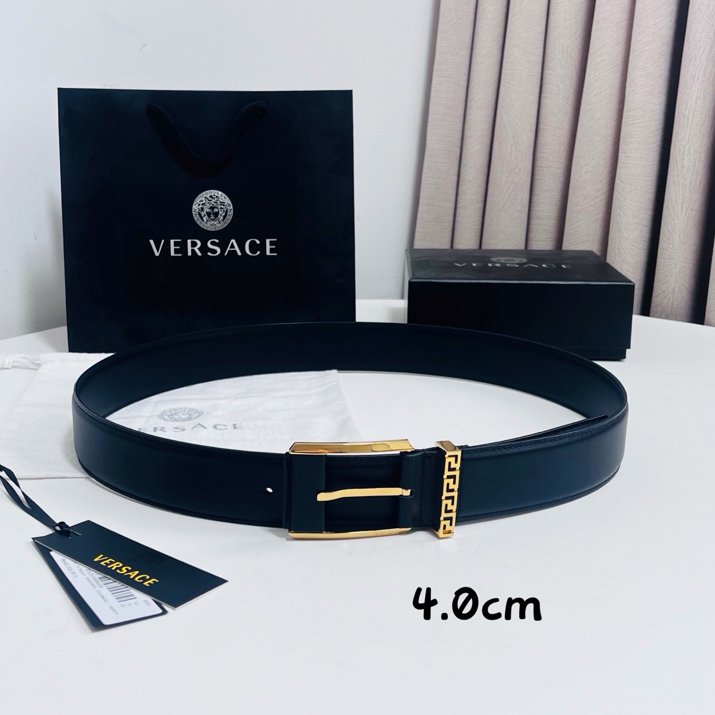范思哲 versace，新款腰带由柔软的小牛皮制成，配有方形扣和精致的金属元素，4.0cm