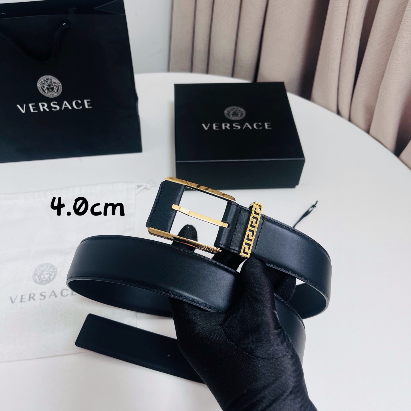 范思哲 versace，新款腰带由柔软的小牛皮制成，配有方形扣和精致的金属元素，4.0cm