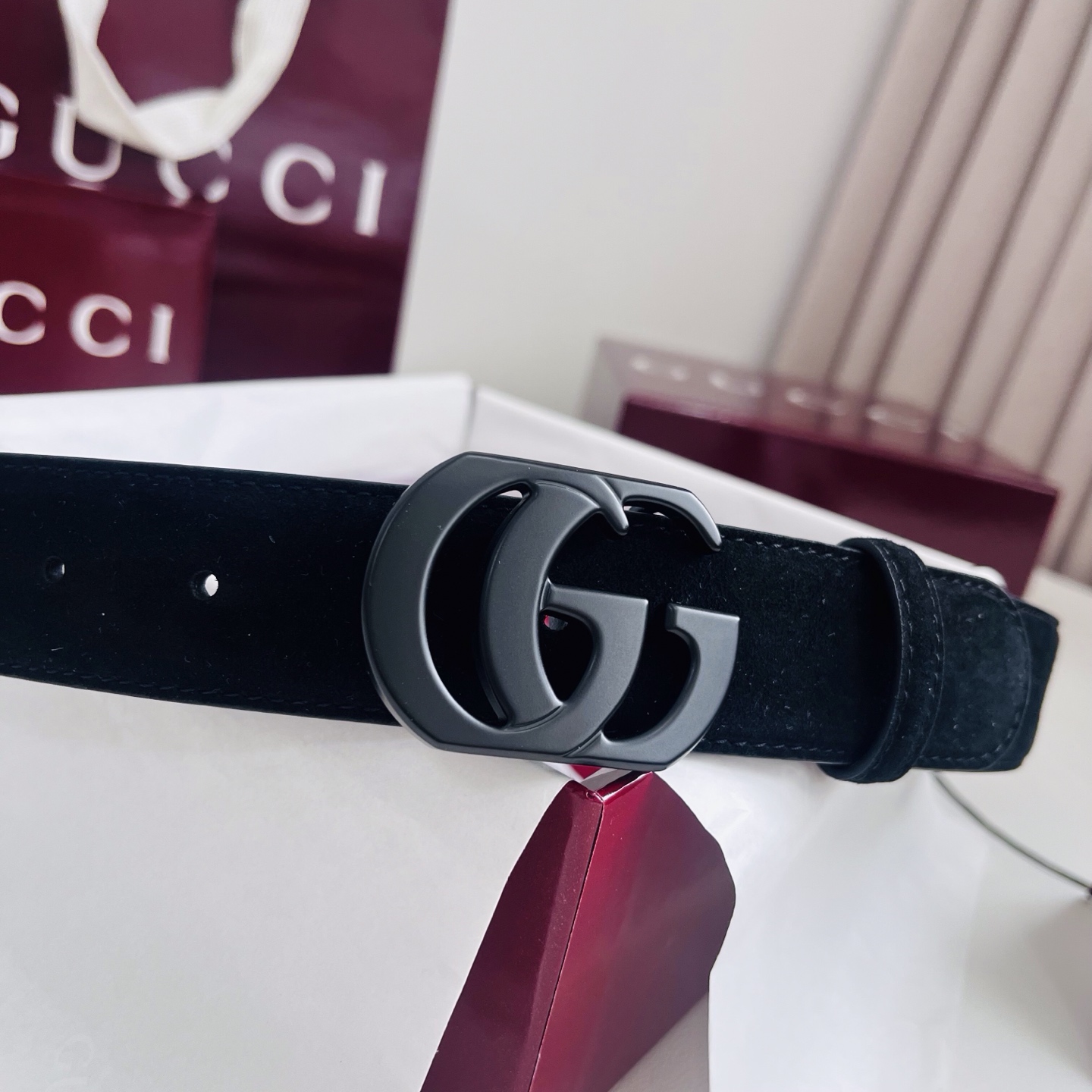 古驰 黑色 Primavera 确立了一套全新的廓形、质感与材质词汇表，将创新与传统理念巧妙融合。标志性的双 G 搭扣设